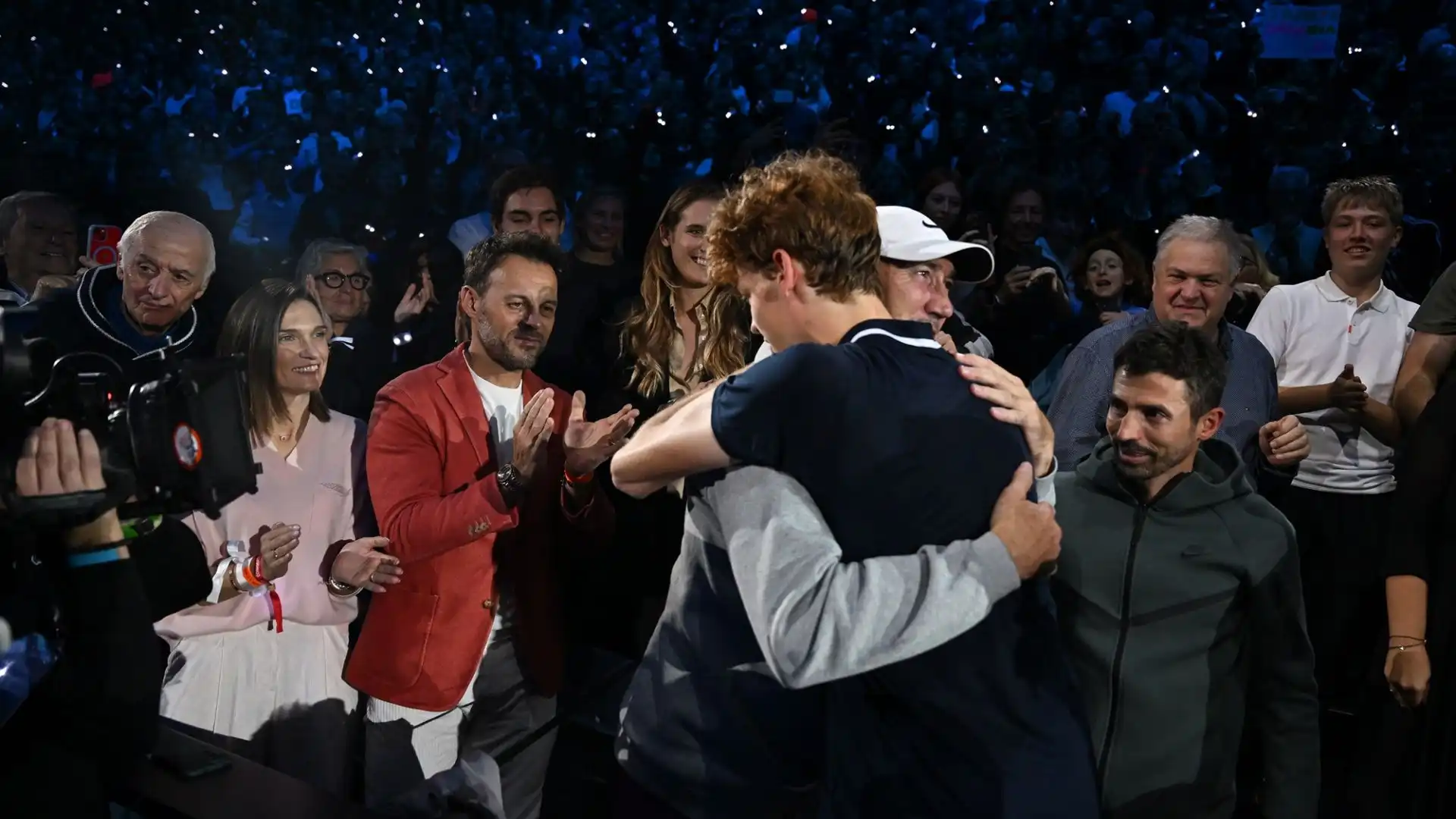 Ormai è una tradizione: il tennista azzurro dopo la grande vittoria alle ATP Finals ha invaso la tribuna