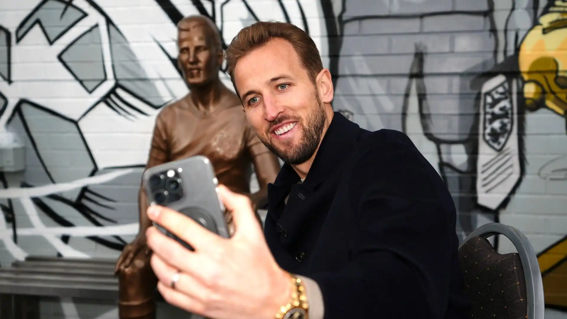 La statua per Harry Kane non convince quasi nessuno: "Terrificante". Foto