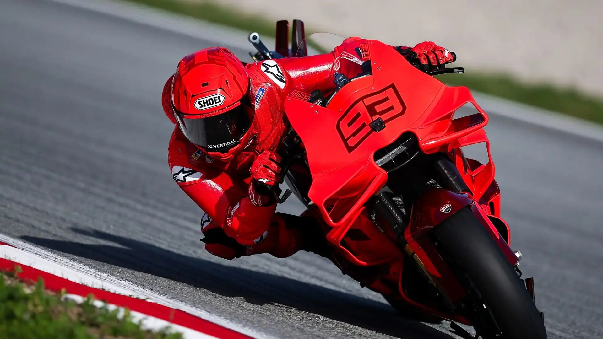 Total red anche la moto, senza sponsor