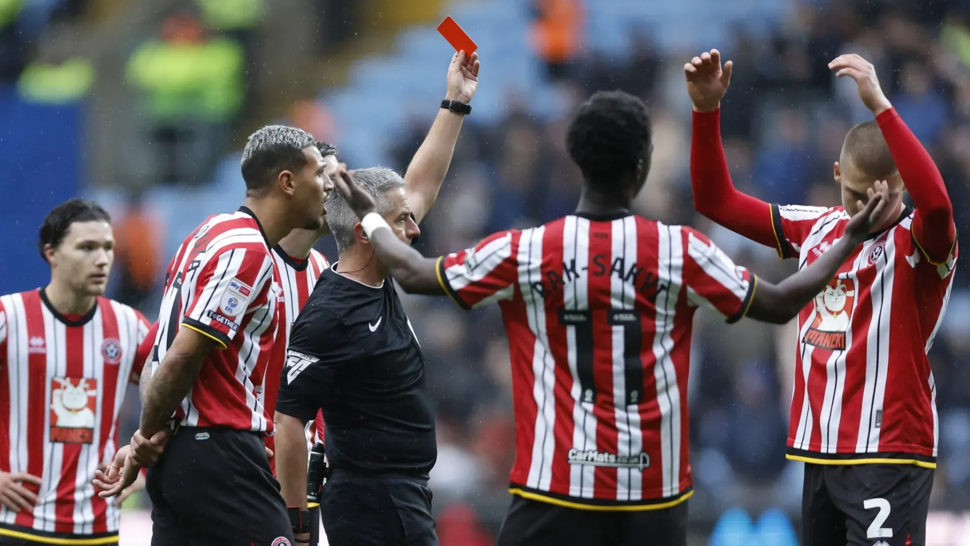 Alcuni calciatori dello Sheffield hanno provato a far cambiare idea all'arbitro ma non ci sono riusciti