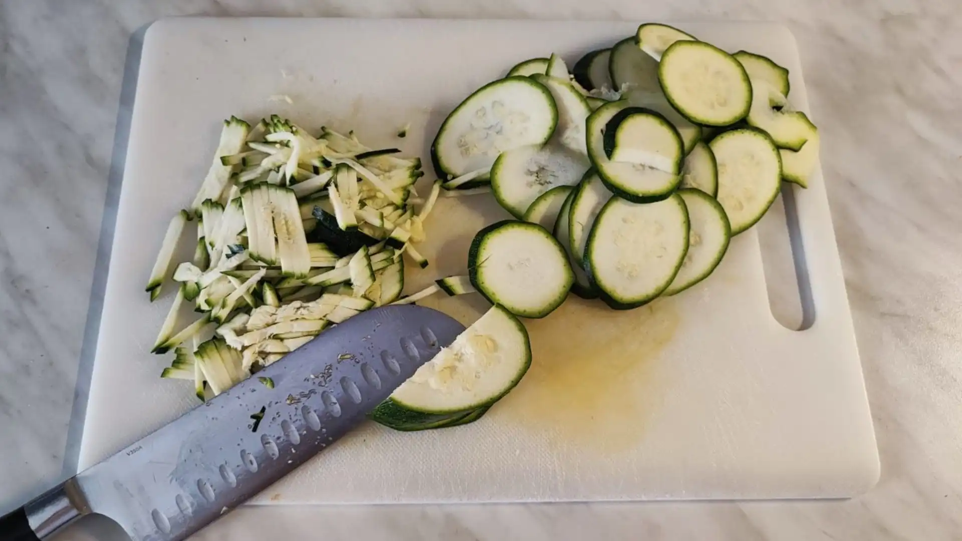 Ripetiamo lo stesso procedimento anche con le zucchine facendo attenzione a tagliarle non troppo grosse, altrimenti la cottura con le carote non sarà uniforme