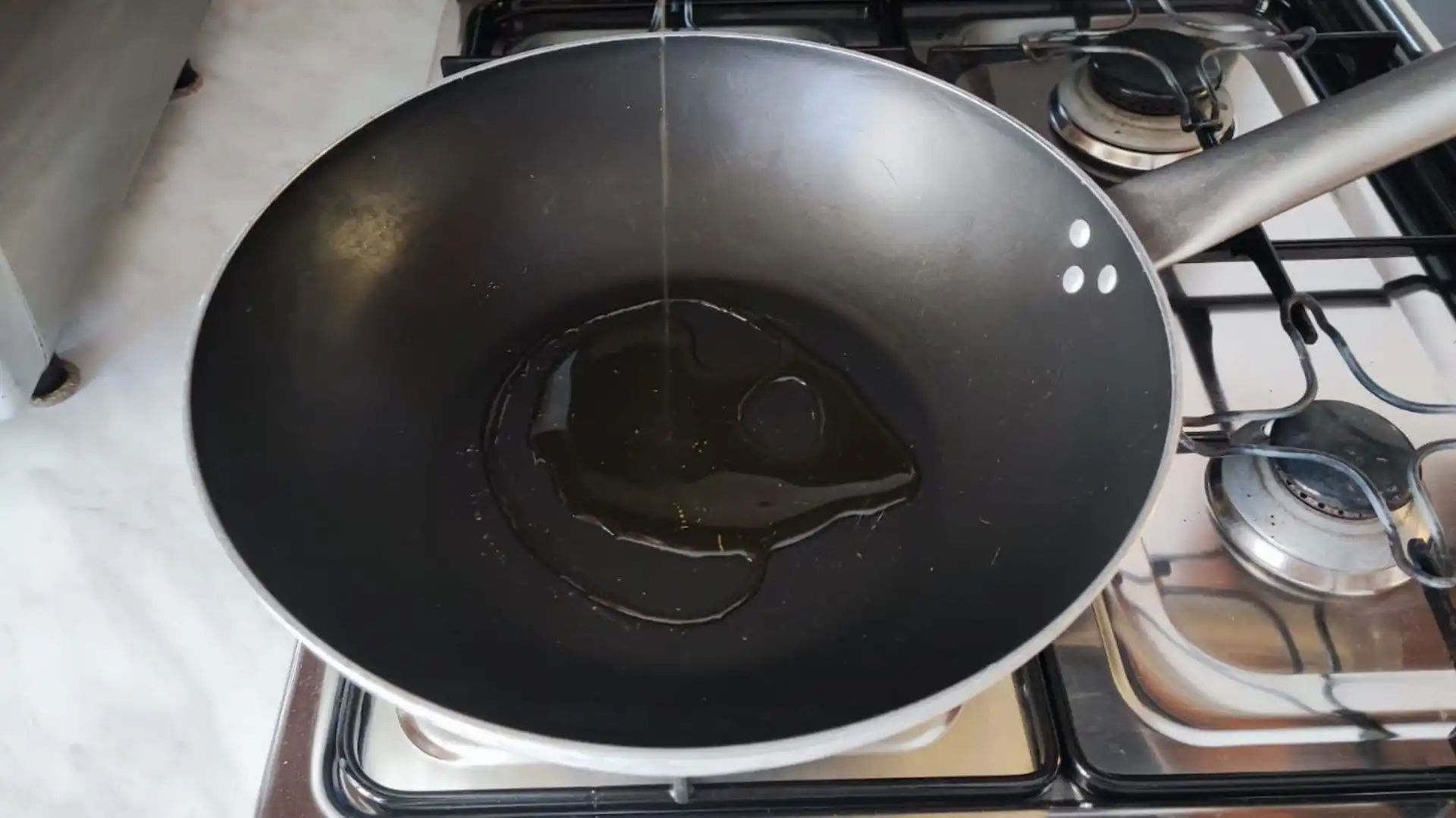 Mettiamo un filo d'olio EVO a scaldare in un wok o una padella dai bordi alti