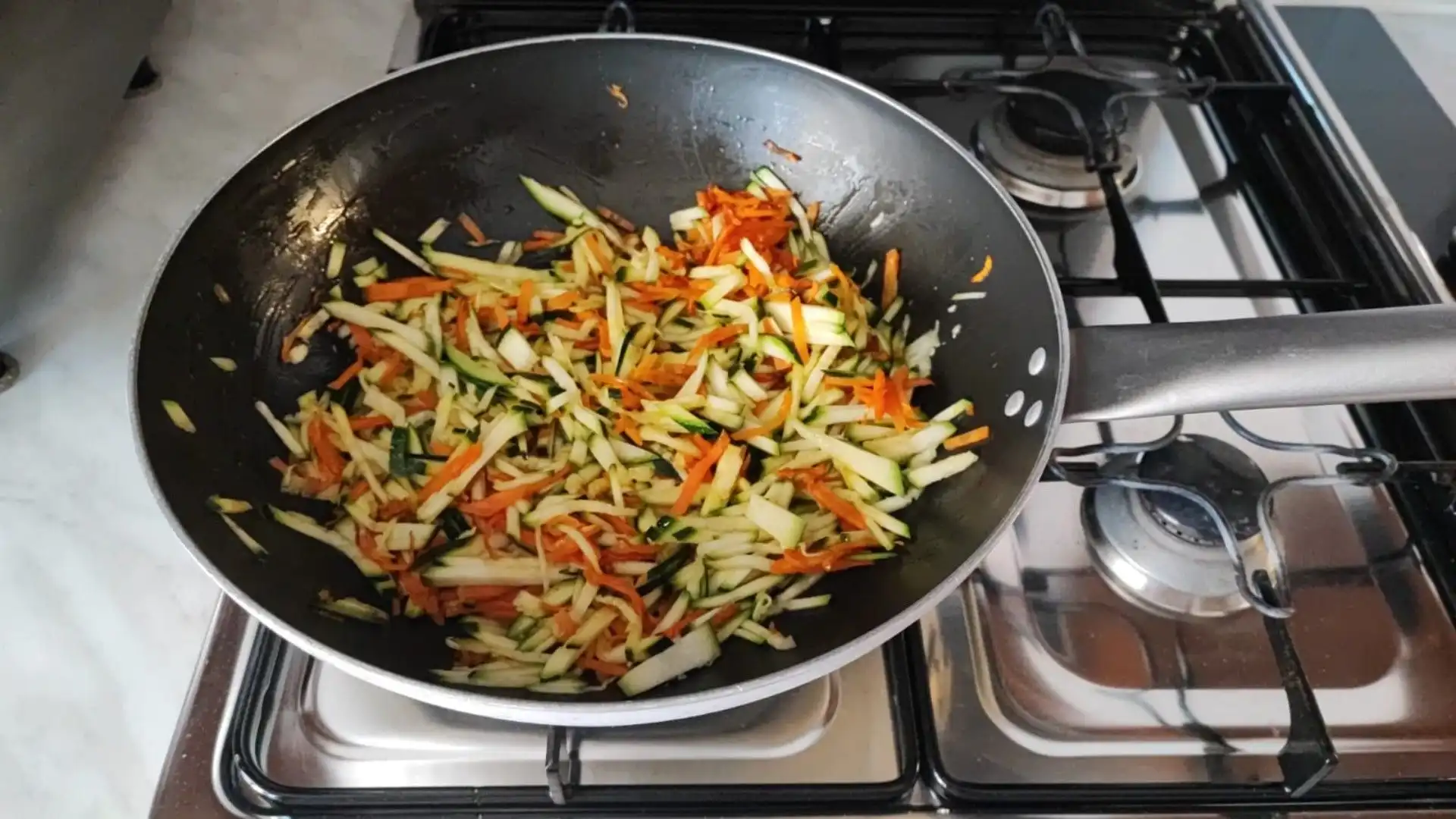 Una volta che l'olio sarà caldo, aggiungiamo zucchine e carote. Facciamo rosolare a fiamma allegra per qualche minuto