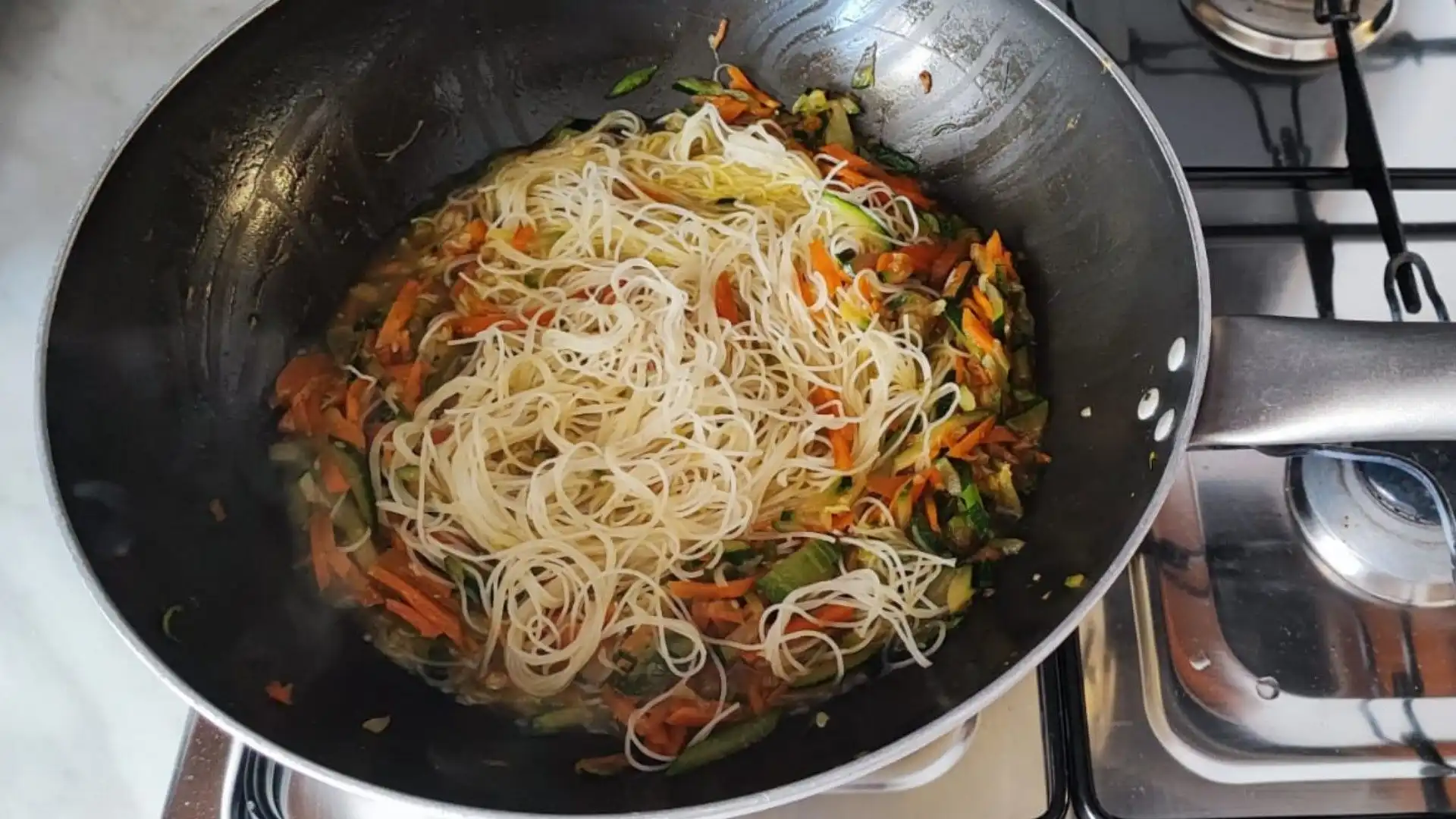 Scoliamo gli spaghetti e uniamoli alle verdure. Facciamo saltare i nostri spaghetti a fiamma allegra