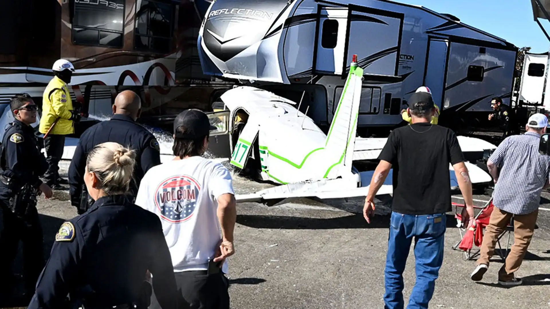 Un aeroplano si schianta dentro l'autodromo scatenando il caos