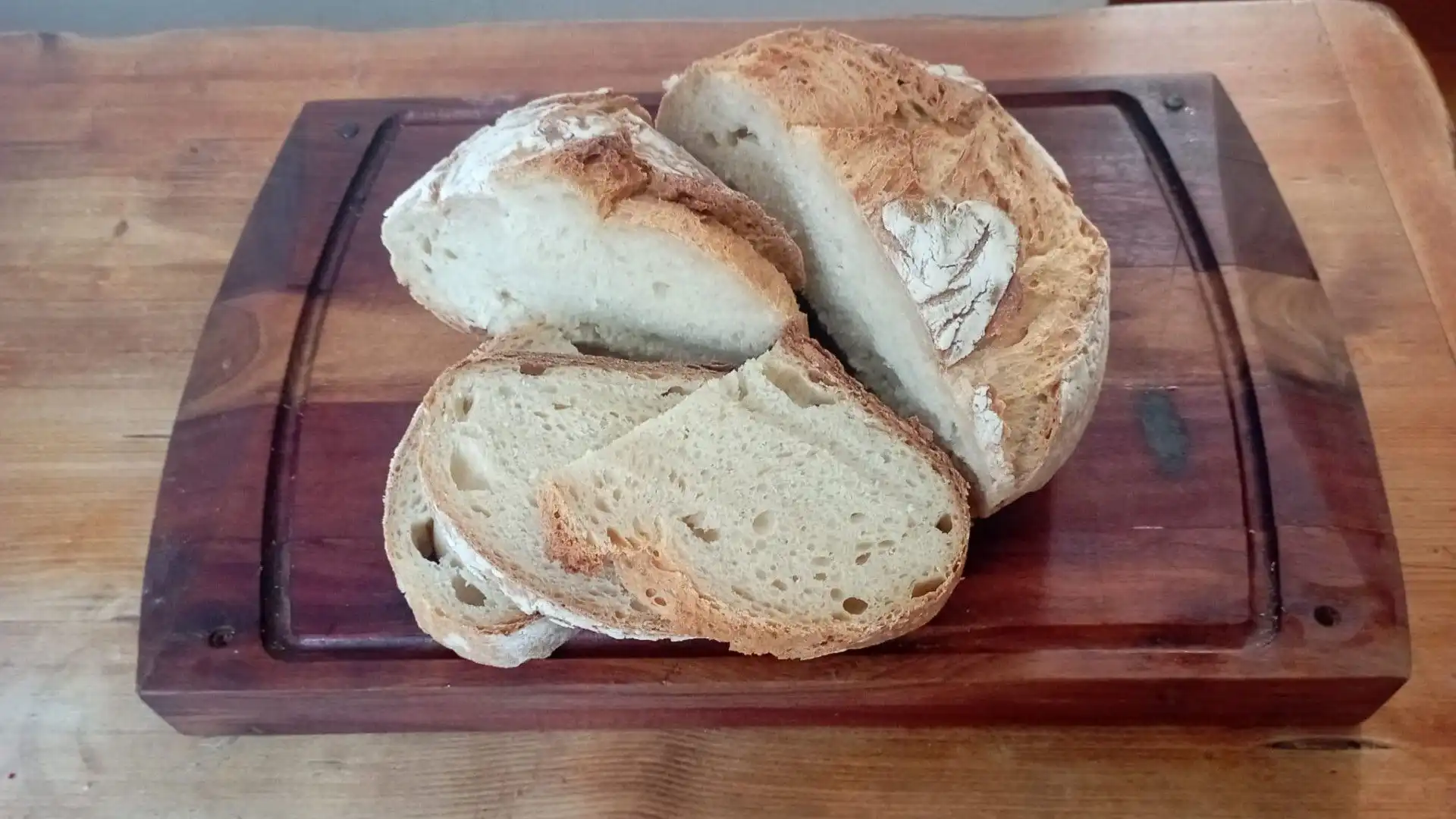 Suddividi la pagnotta per ricavarne cinque fette. La cottura con forno a legna di questo pane rende la sua crosta croccante e la mollica morbida