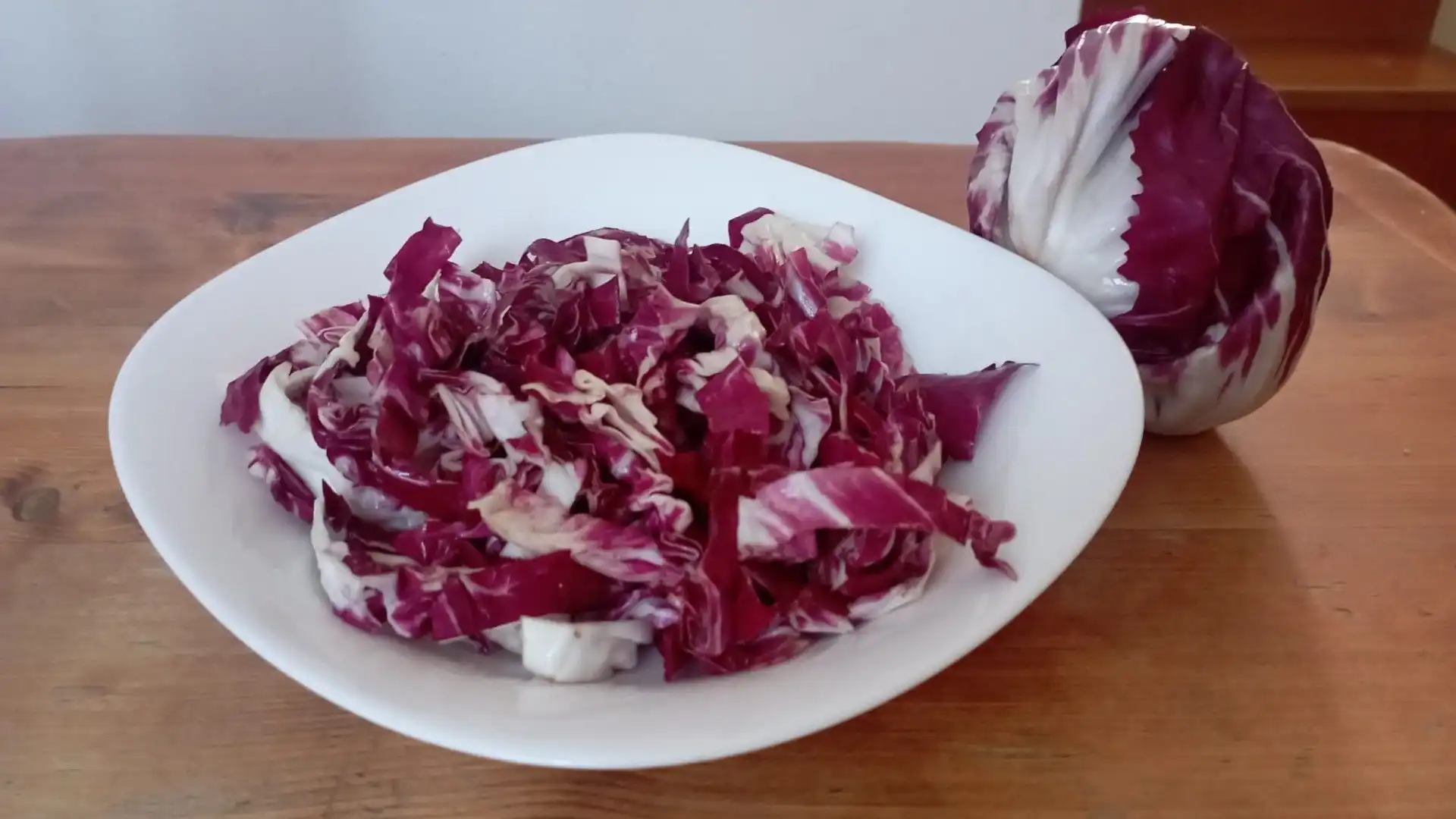 Iniziando lavando e tagliando grossolanamente il nostro radicchio