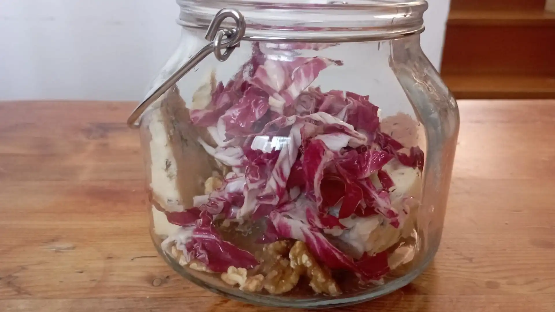 Metti in un contenitore il gorgonzola e una manciata di noci, poi aggiungi parte del radicchio e frulla con un mixer a immersione