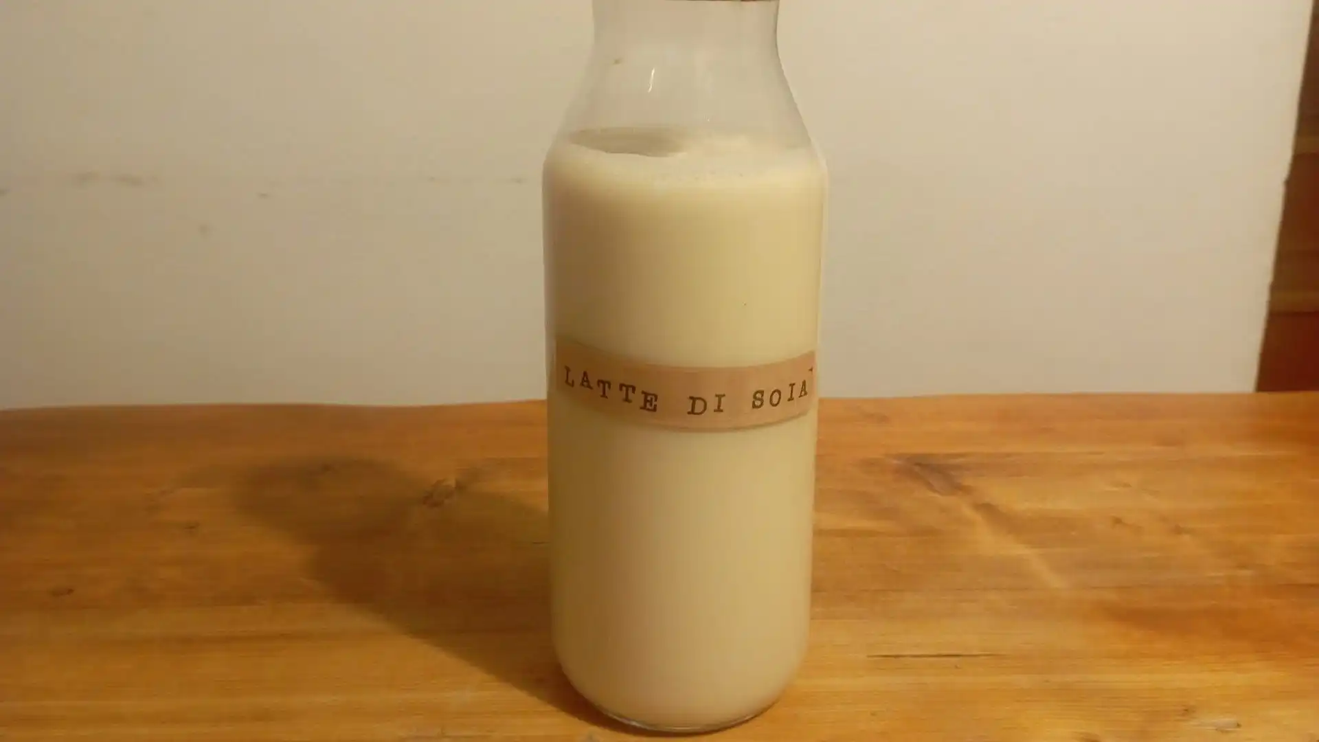 Il latte di soia deriva dalla macerazione e spremitura dei semi di soia, un'alternativa vegetale al latte tradizionale