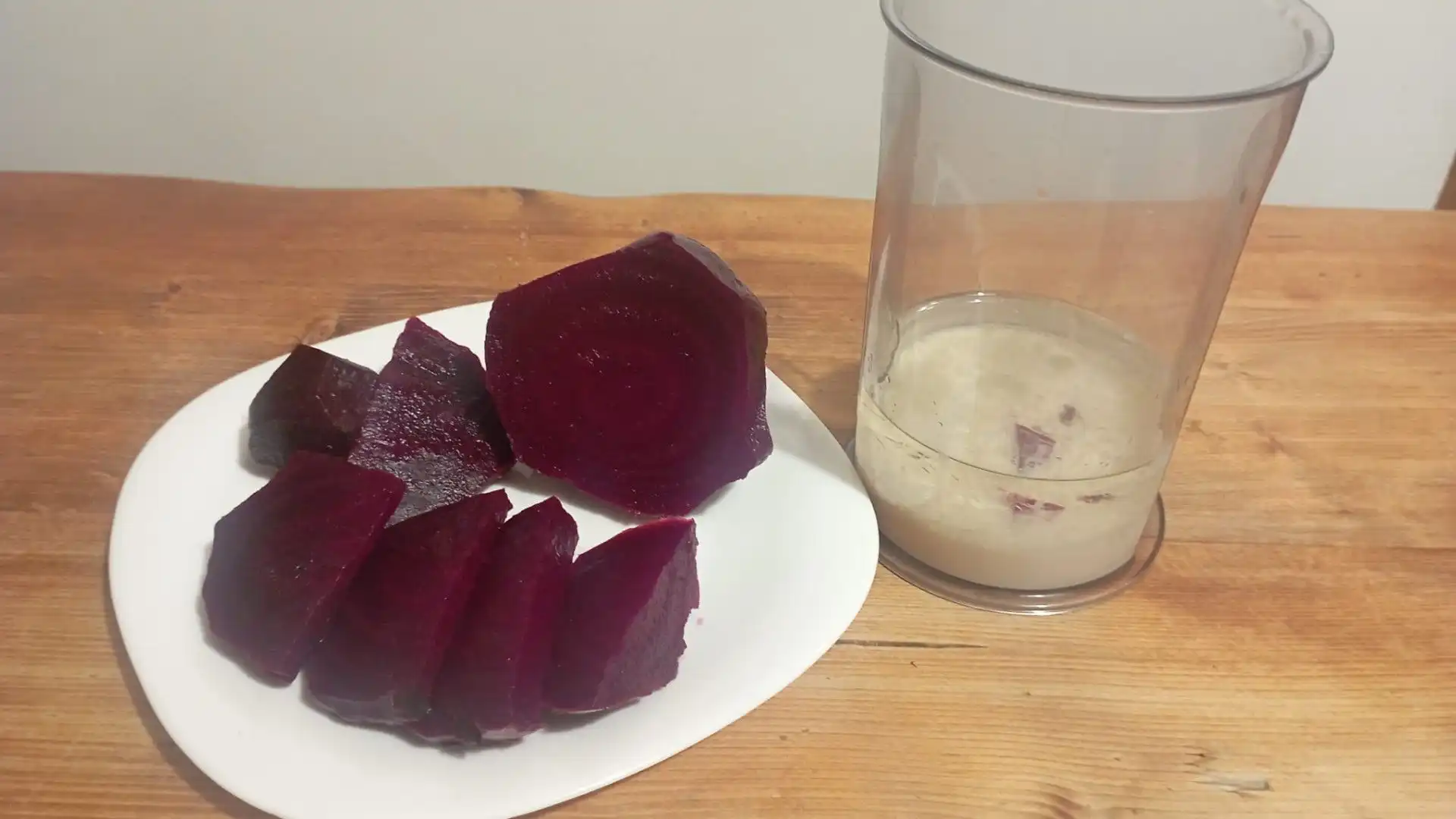 Latte, olio, sale, limone e un piccolo pezzo di barbabietola vengono frullati insieme per ottenere un composto omogeneo e cremoso dall'inconfondibile colore rosa