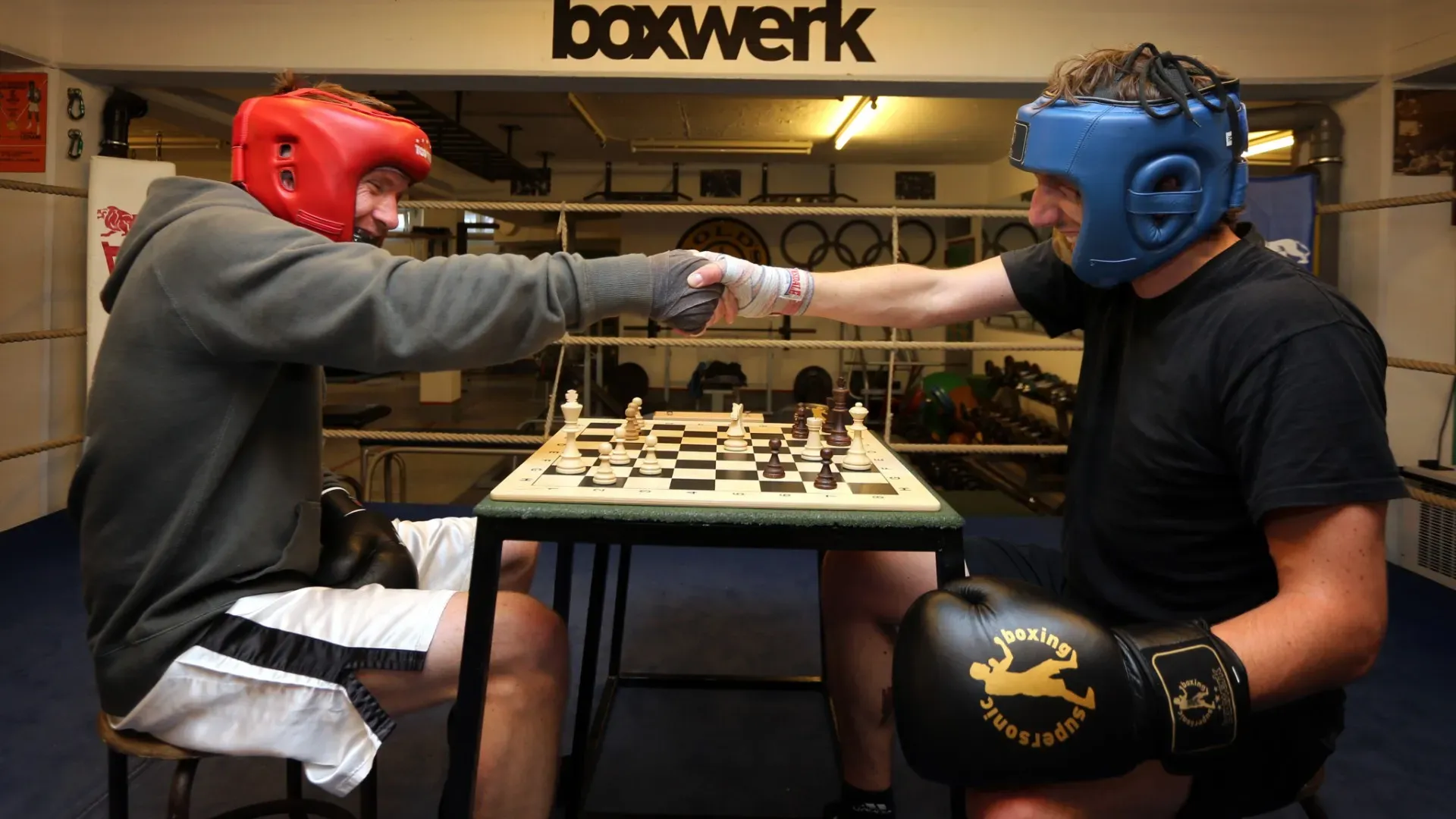 Tra una mossa e l'altra ci si prende a botte: le foto del chessboxing