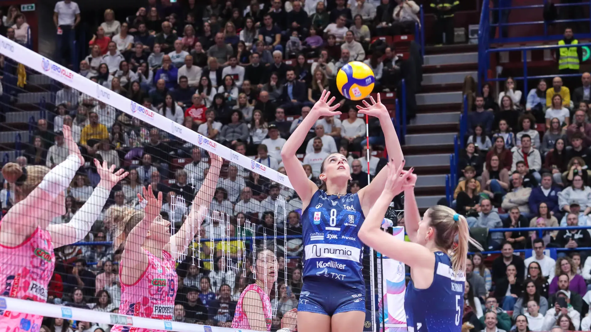 Secondo set sulla falsariga del primo, con le ragazze di Lavarini sempre avanti dall’inizio alla fine, brave a contenere la reazione di Bergamo nel finale (21-25).