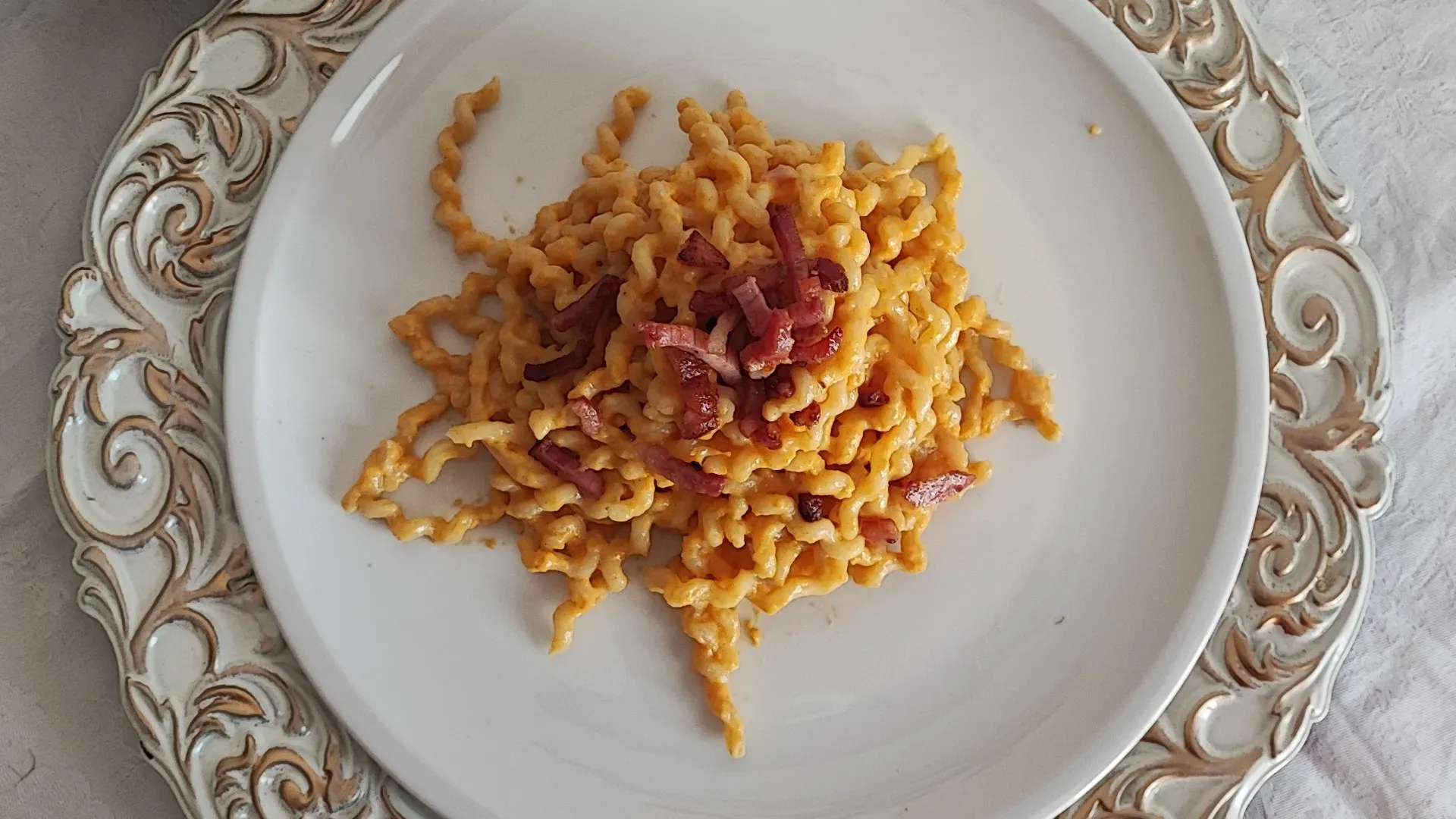 Oggi vedremo come preparare i fusilli con speck, zucca e stracchino. Iniziamo!