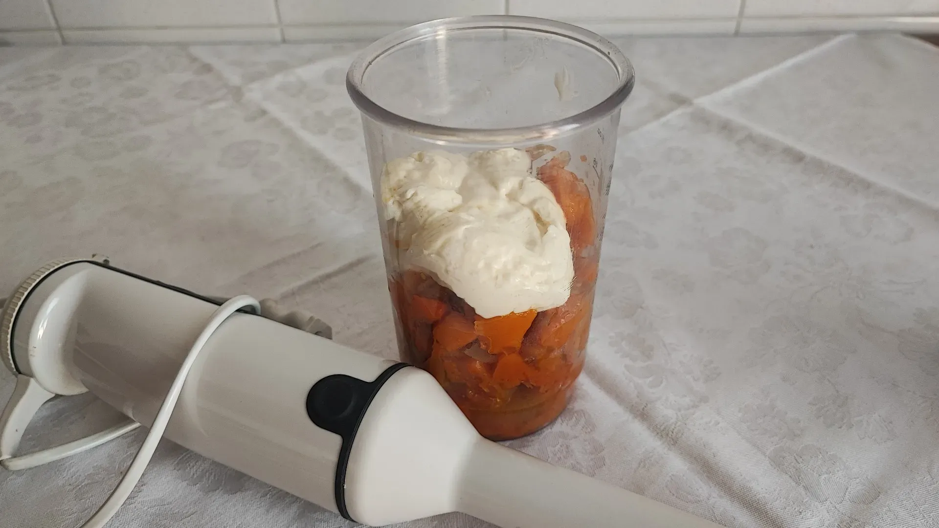 Quando la zucca si sarà ammorbidita, mettetela in un boccale con un filo di olio, noce moscata (se gradite) e lo stracchino. Frullate fino a renderli un crema vellutata