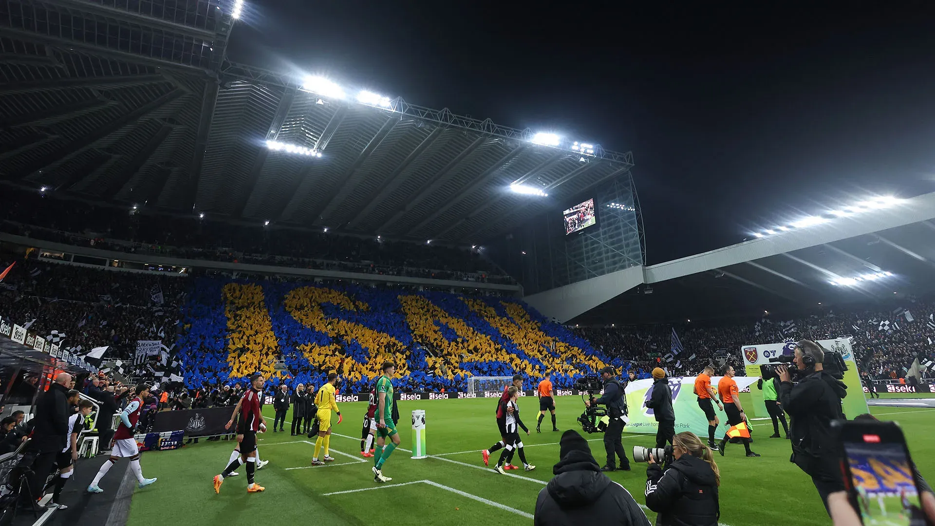 Durante la partita contro il West Ham, i tifosi hanno organizzato un maxi spettacolo