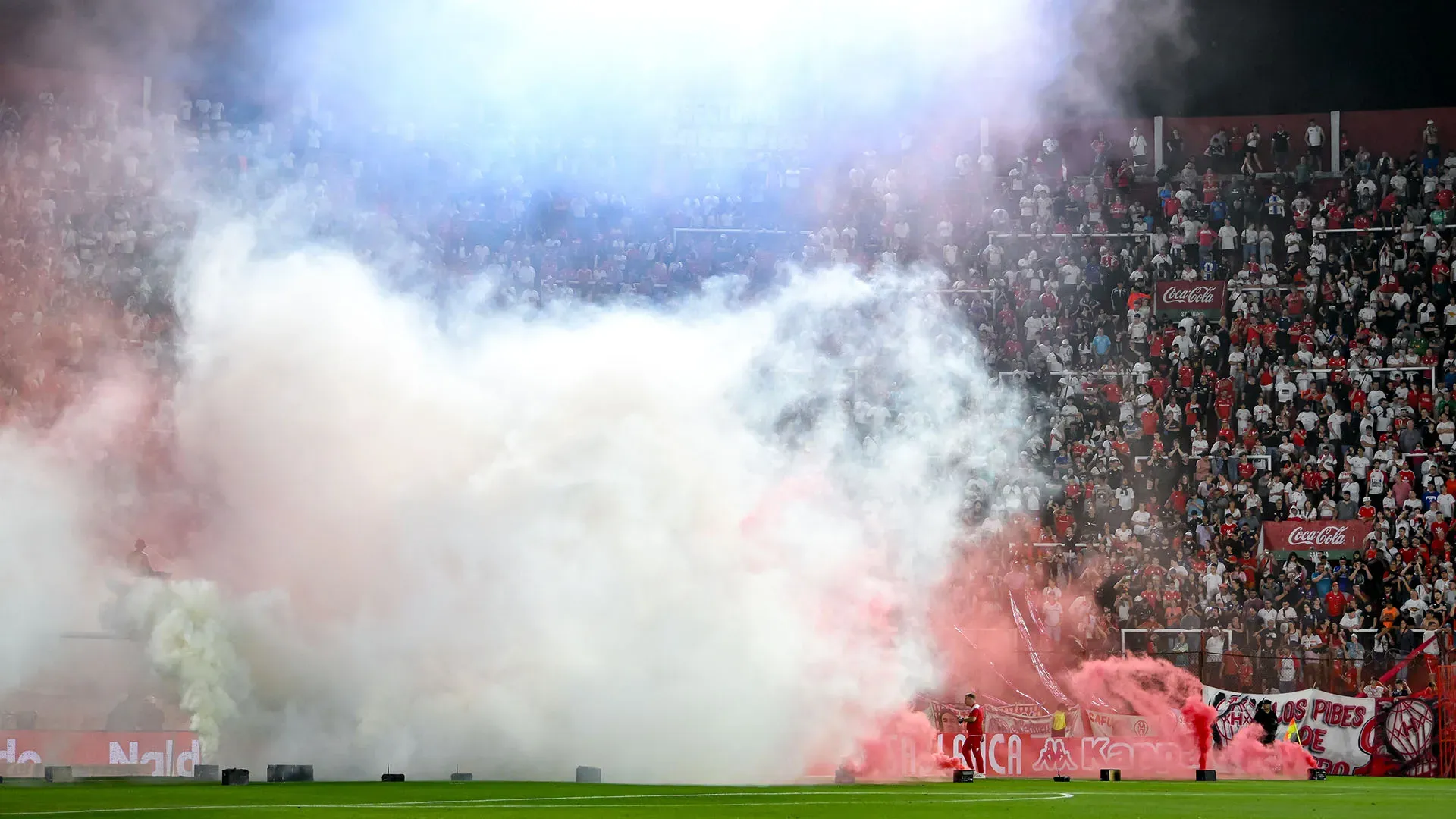 Dagli spalti sono stati lanciati oggetti in campo