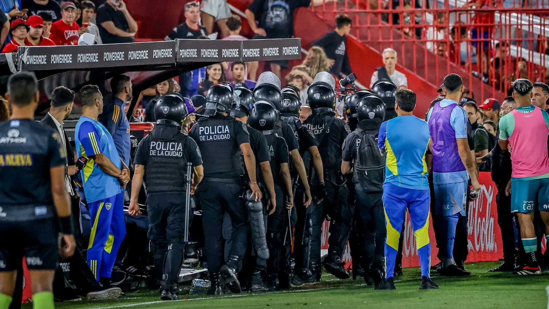 Caos in campo e sugli spalti: l'arbitro esce scortato dalla polizia