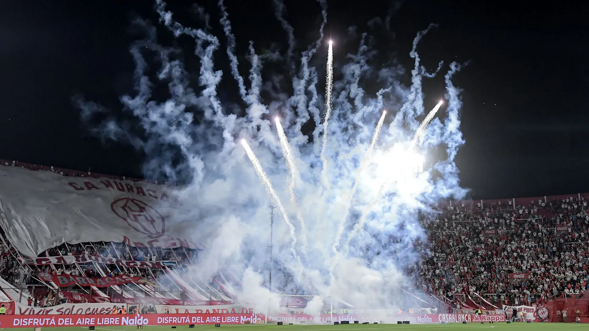 Scontri durante la partita del campionato argentino tra Huracan e Boca Juniors