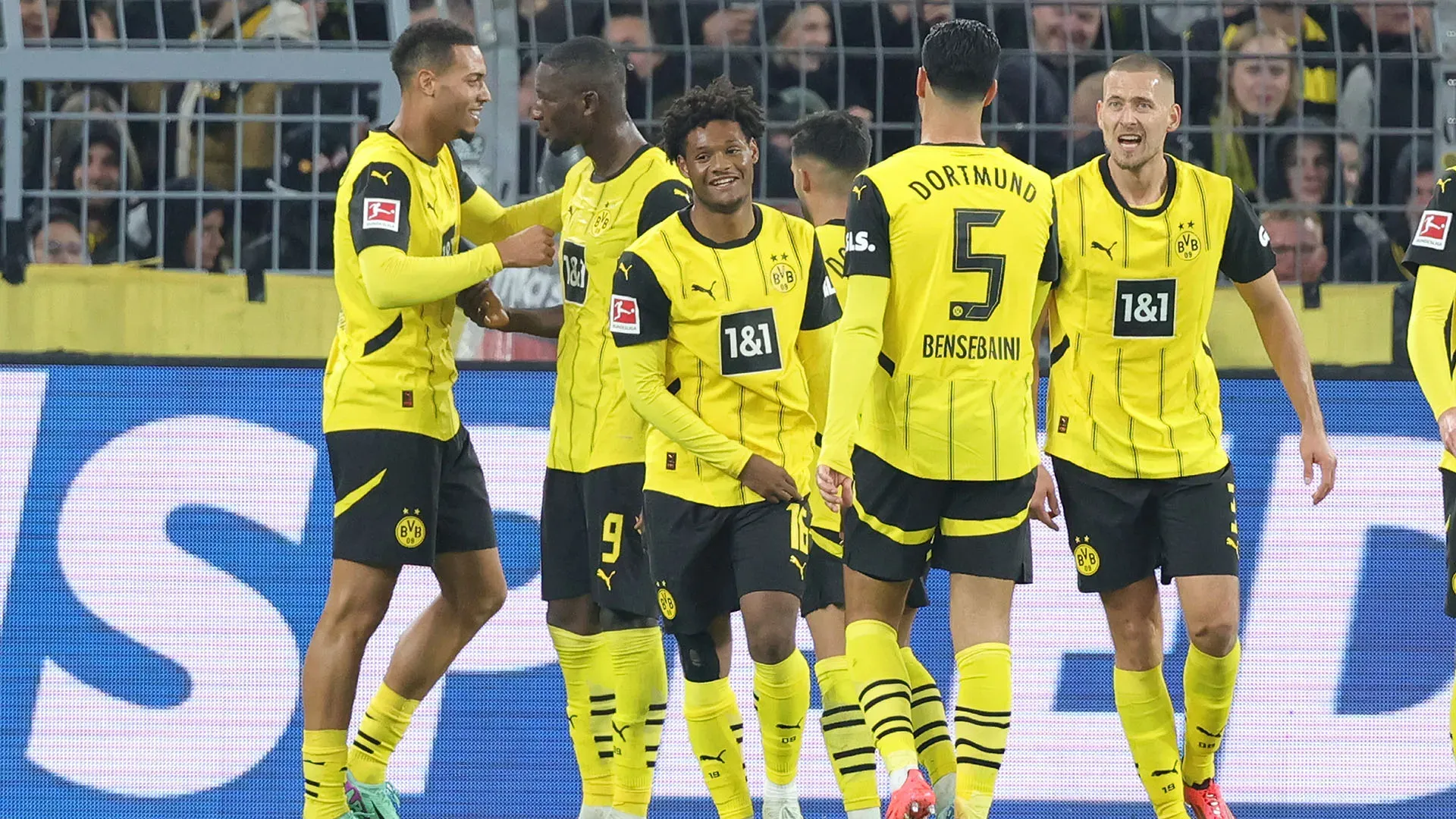 Blitz del Bayern Monaco: assalto alla stella del Borussia Dortmund. Immagini