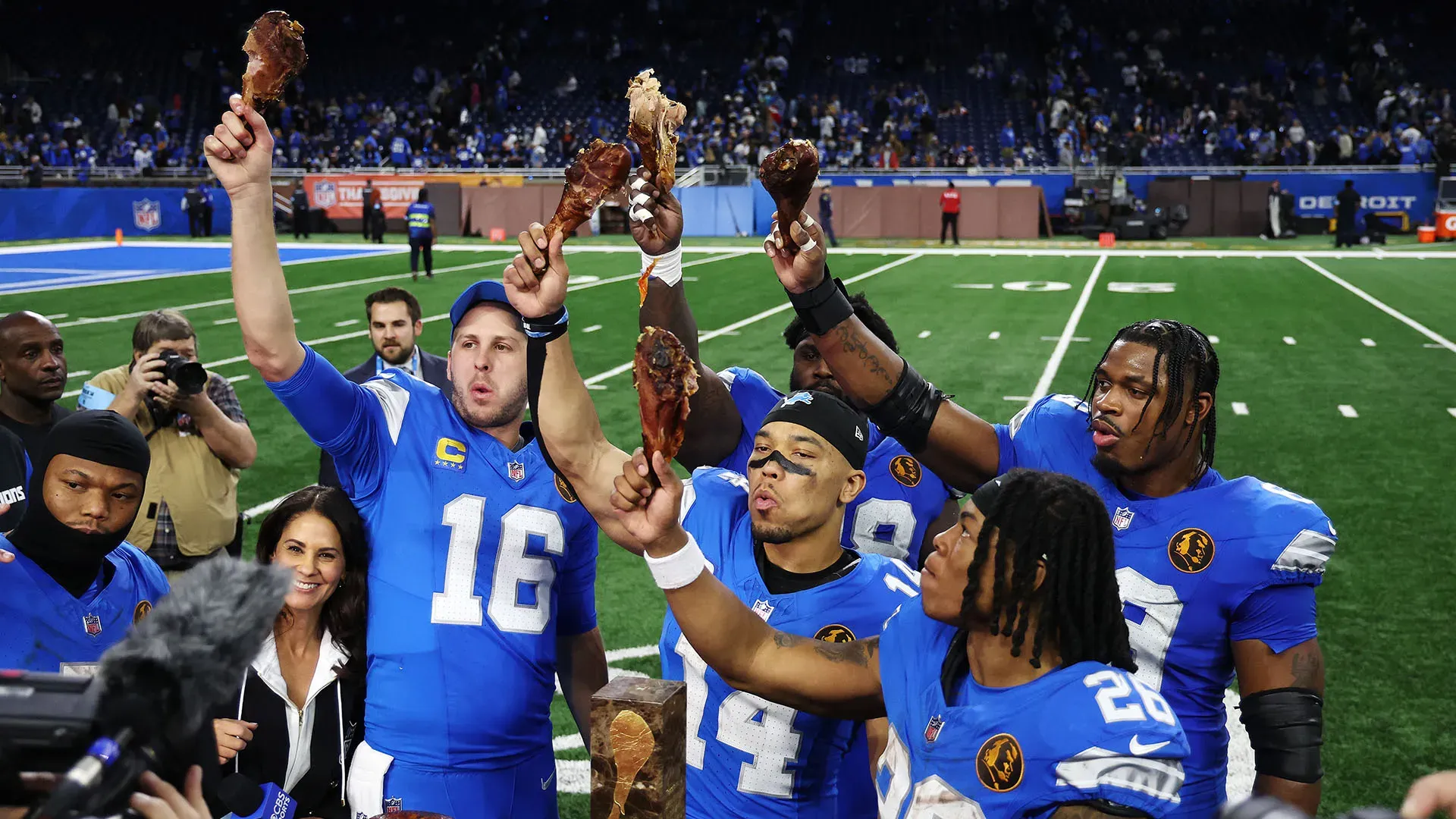 I Detroit Lions festeggiano alzando il tacchino al cielo