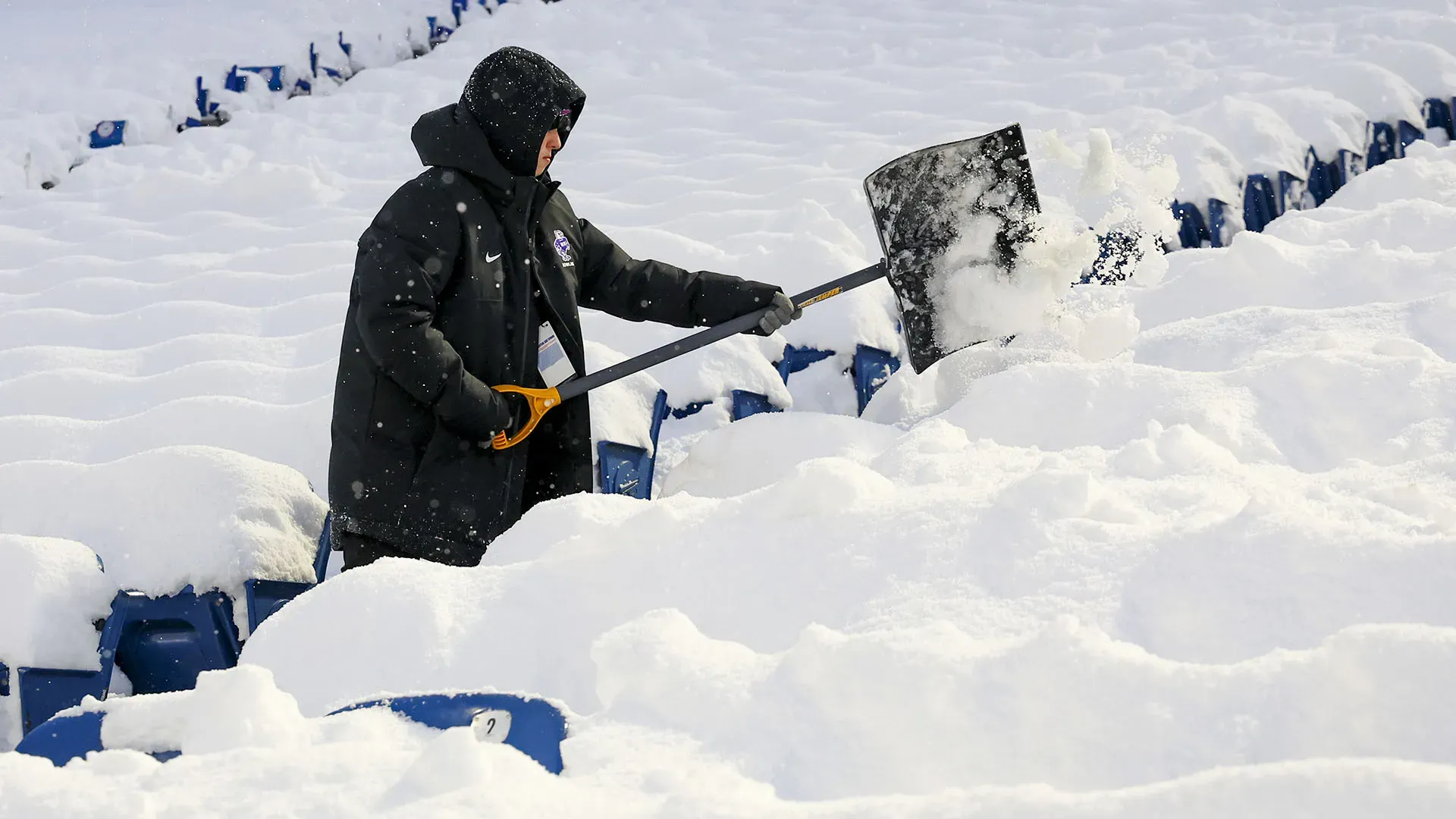 Lo staff si è adoperato per ripulire gli spalti dall'enorme quantità di neve