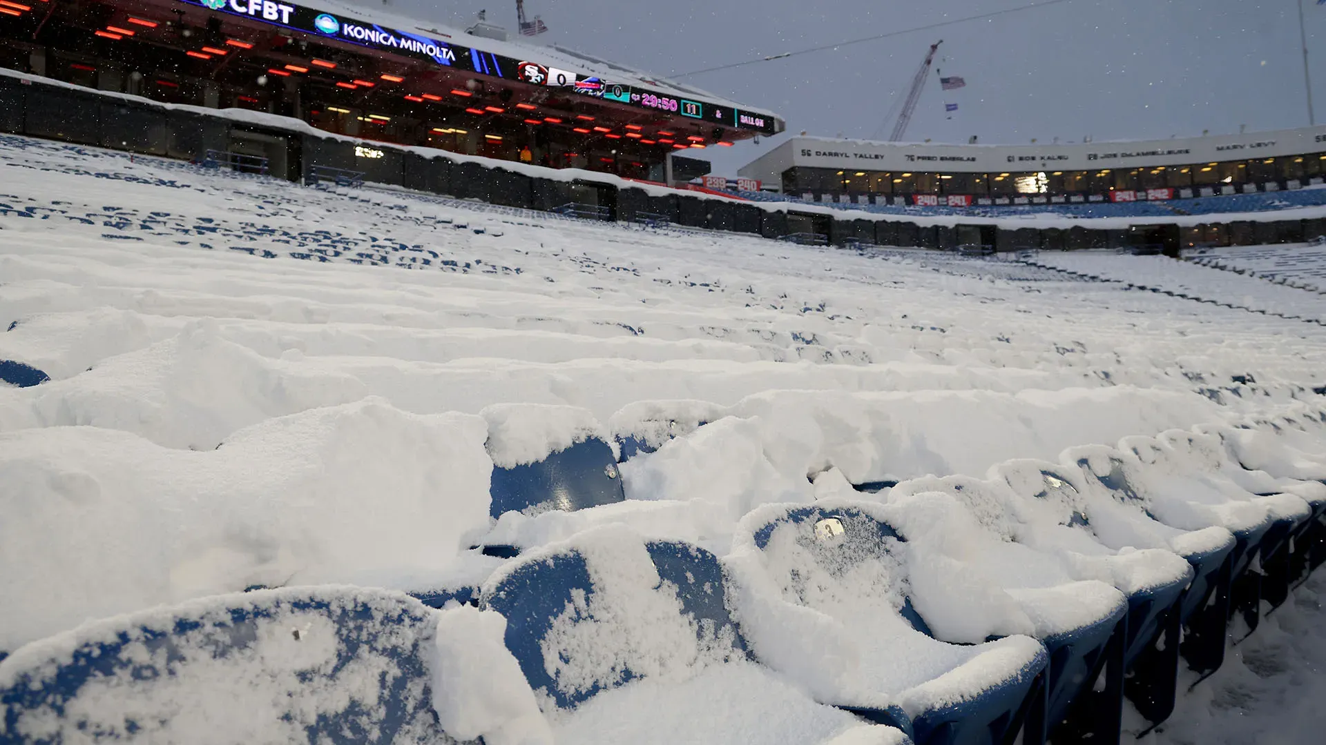 La neve ha ricoperto tutto lo stadio