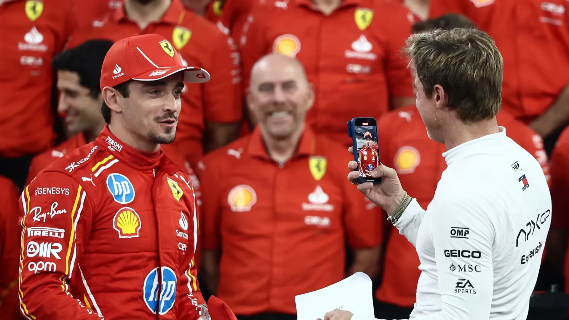 Brad Pitt ha colto l'occasione per fare una foto storica con tutta la squadra della Ferrari