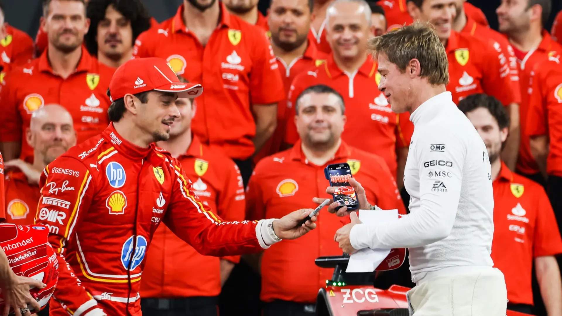 L'attore statunitense ha posato con Leclerc, Sainz (all'ultima gara con la Ferrari), Vasseur e i meccanici della scuderia di Maranello