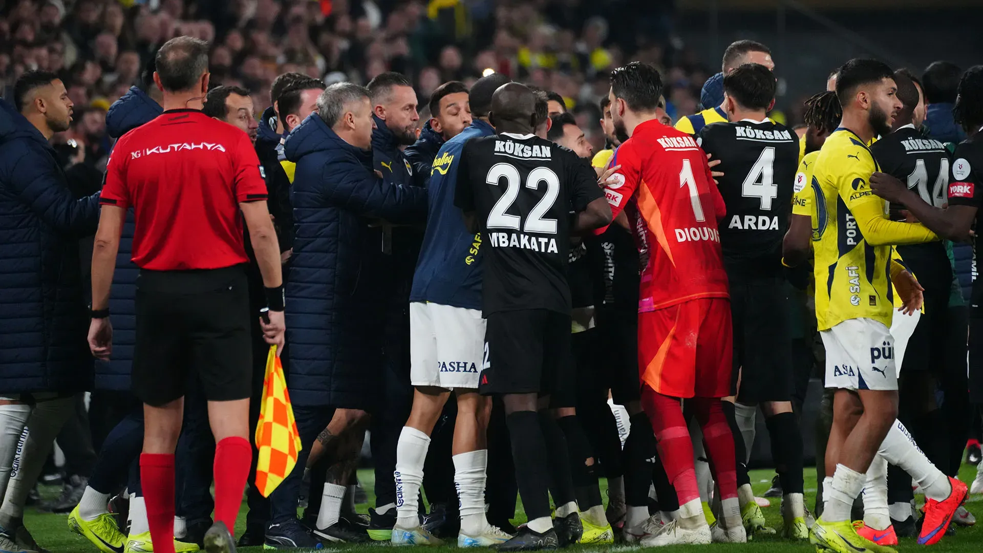 La partita finisce malissimo: calci e spintoni, ecco le foto