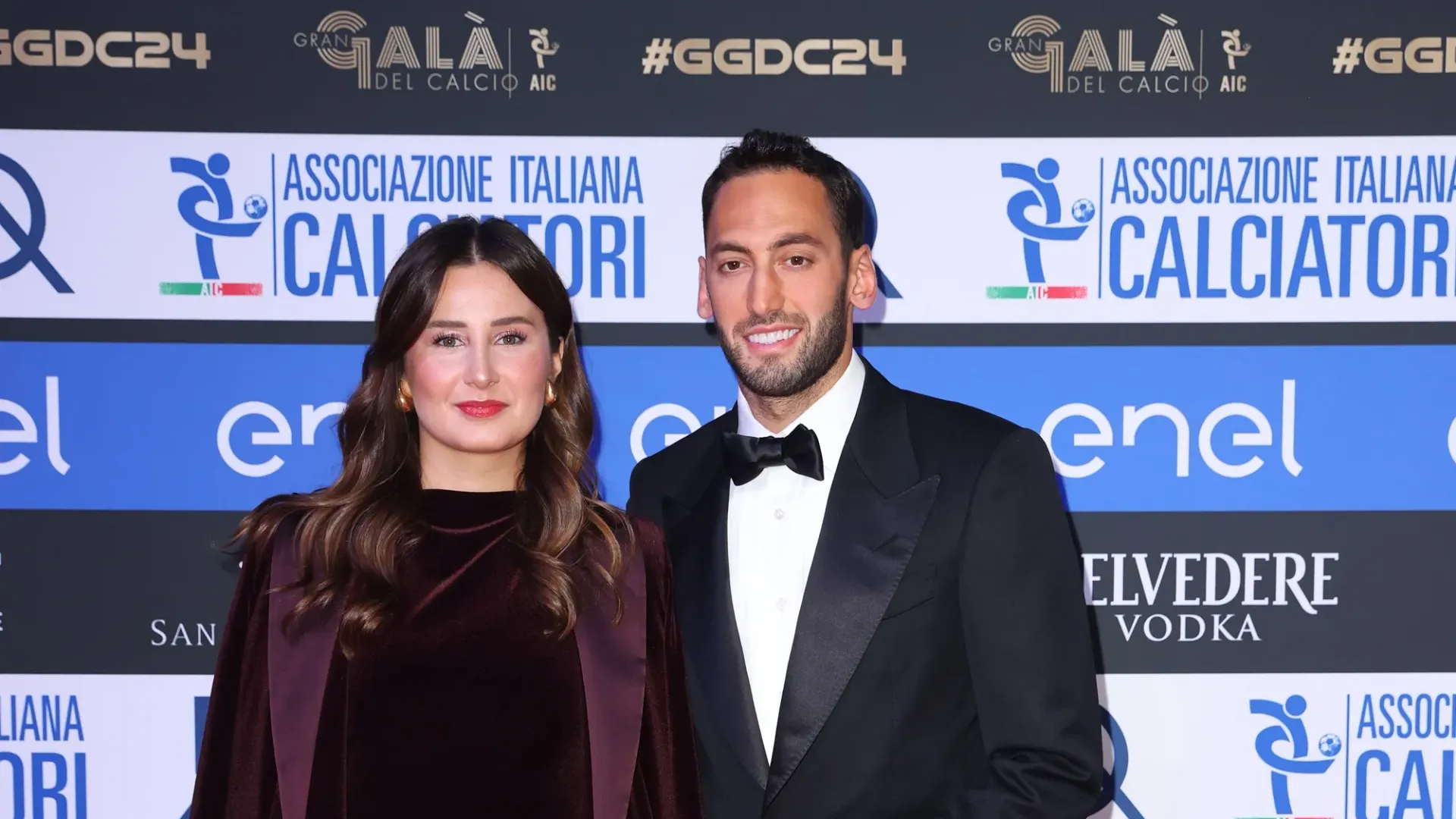 Il centrocampista dell'Inter Hakan Calhanoglu insieme alla moglie Sinem Gundogdu