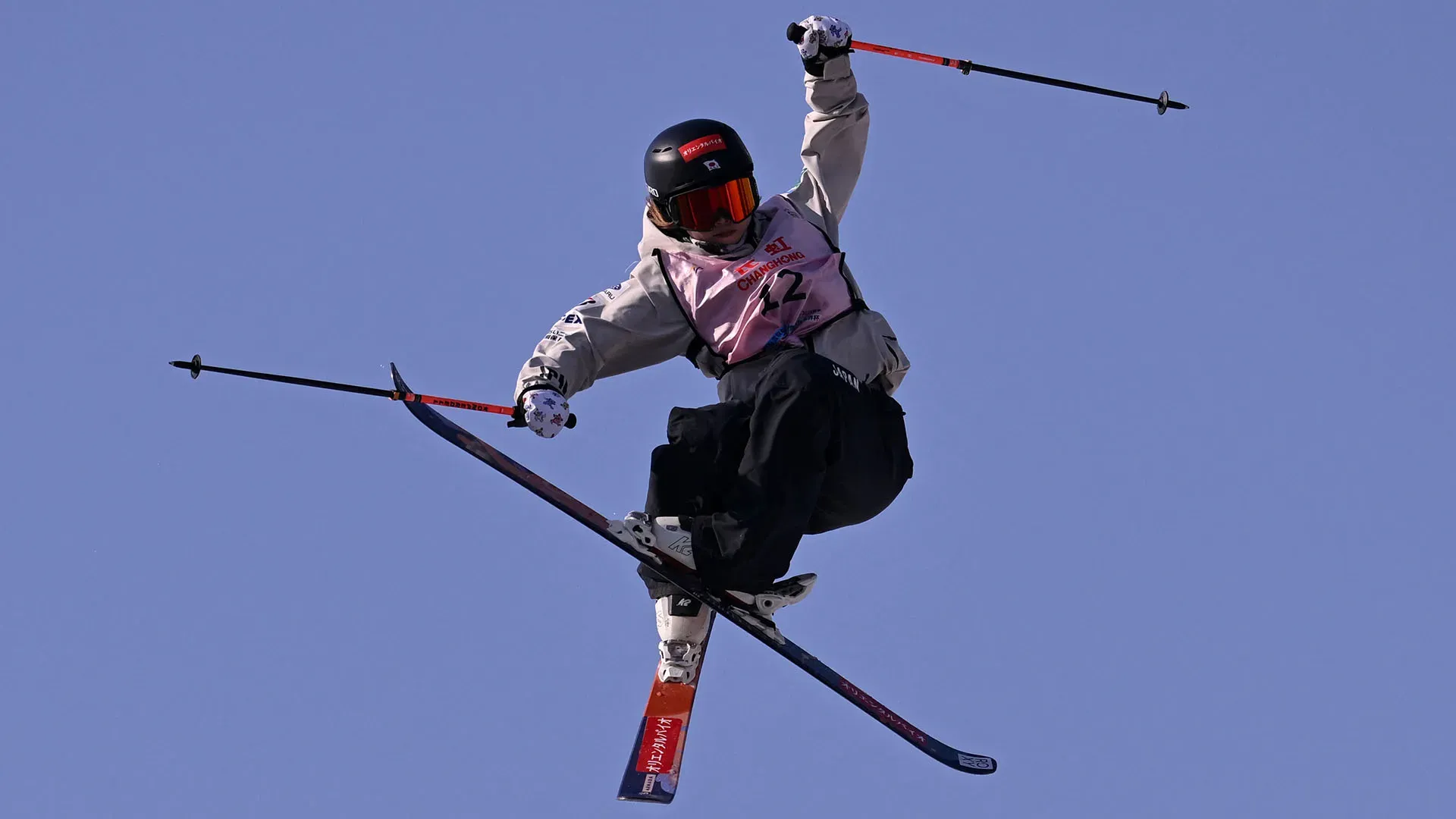 Il big air è una disciplina sportiva dove gli atleti, sfruttando una rampa, devono realizzare dei salti ampi e alti compiendo determinate evoluzioni