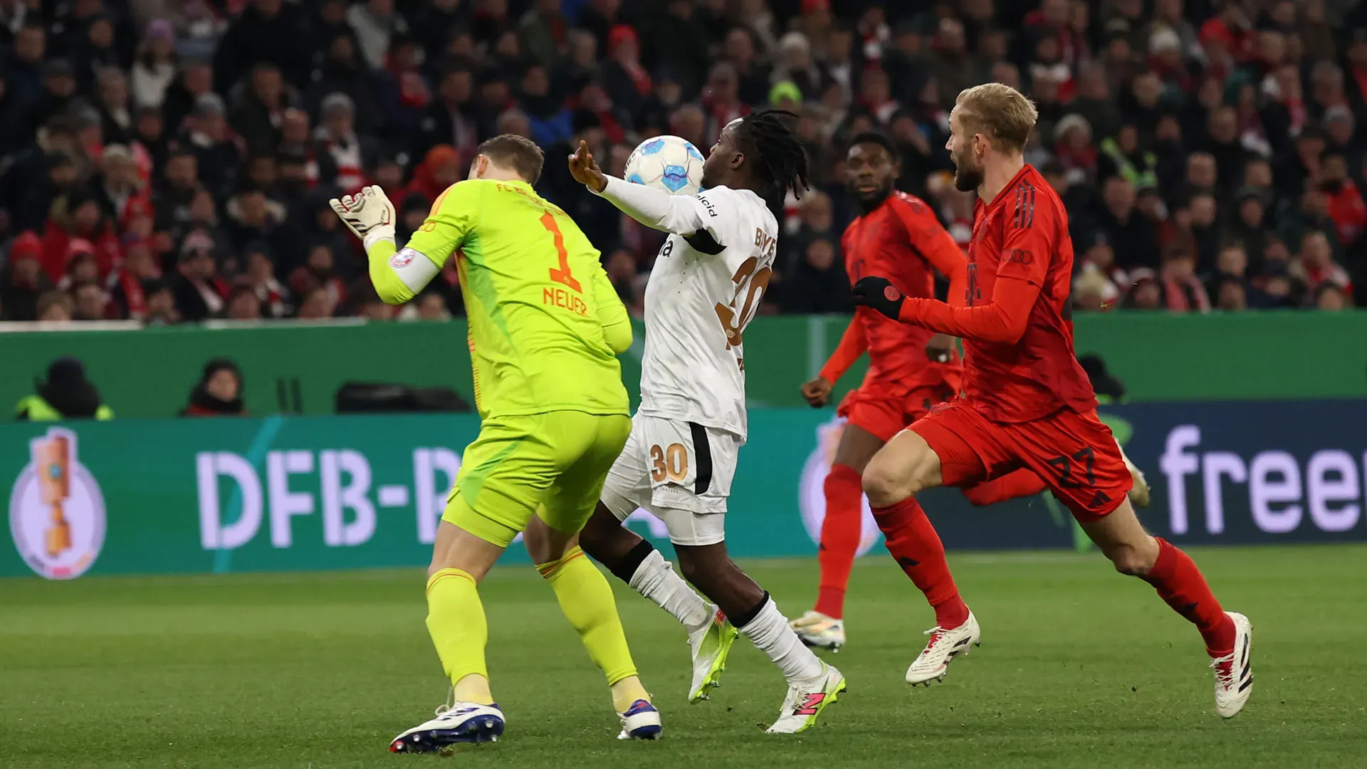 L'azione del portiere tedesco al 17' della partita di coppa contro il Bayer Leverkusen è stata decisamente goffa