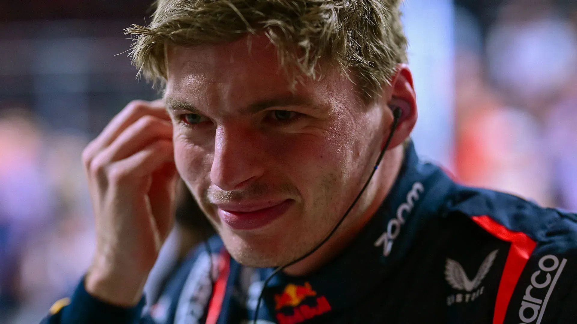 In gara, dopo i 10 secondi di penalità, Verstappen aveva insultato i commissari