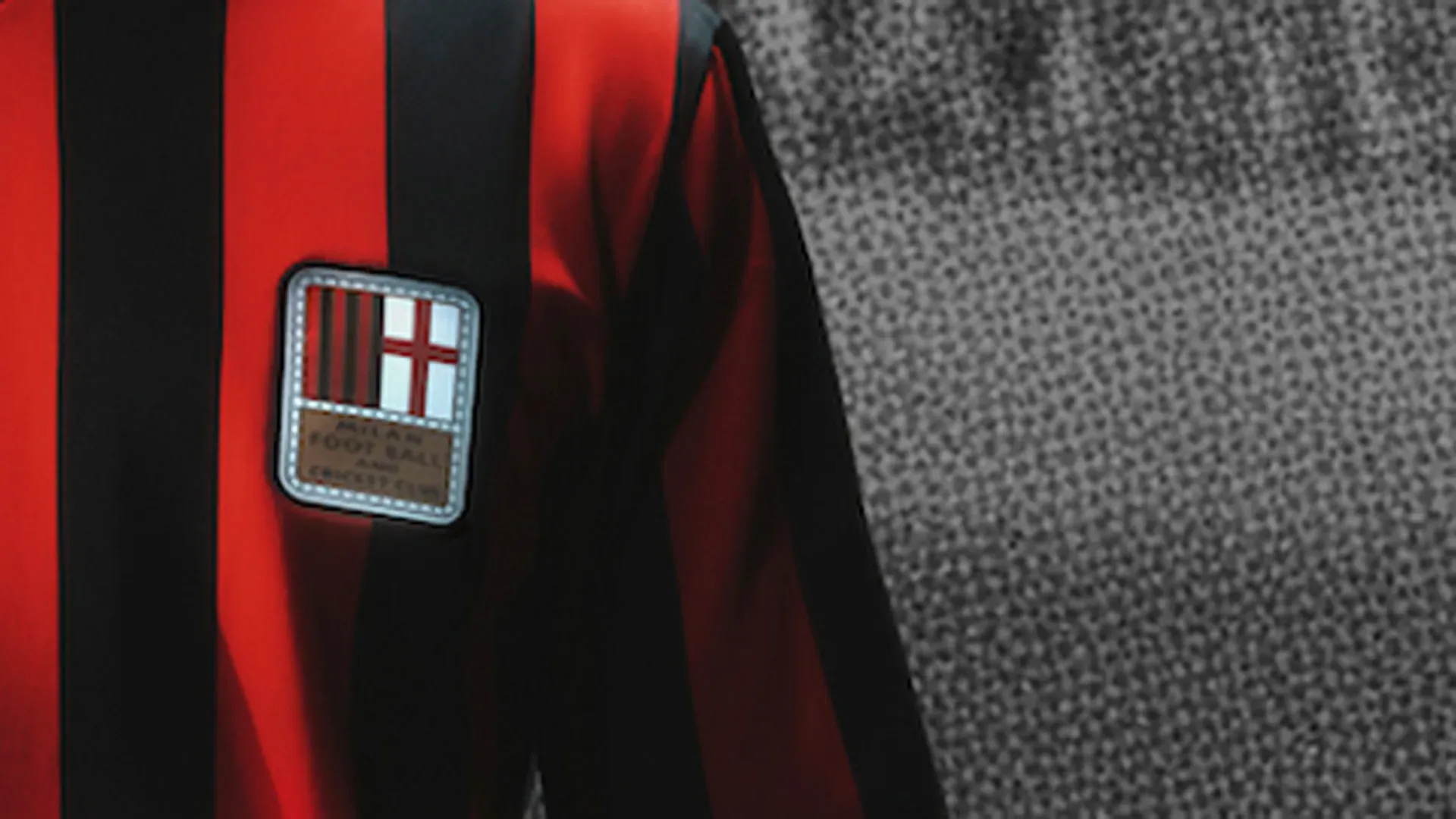 Il badge rende omaggio al primo emblema ufficiale del Club, risalente alla sua fondazione nel 1899 come Milan Football & Cricket Club