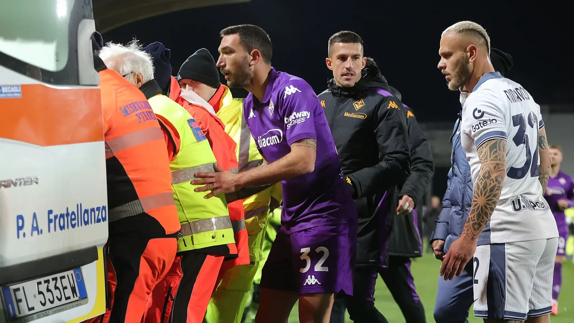 Il giocatore della Fiorentina, crollato a terra nel primo tempo per un arresto cardiaco, è stato trasportato in ospedale in ambulanza