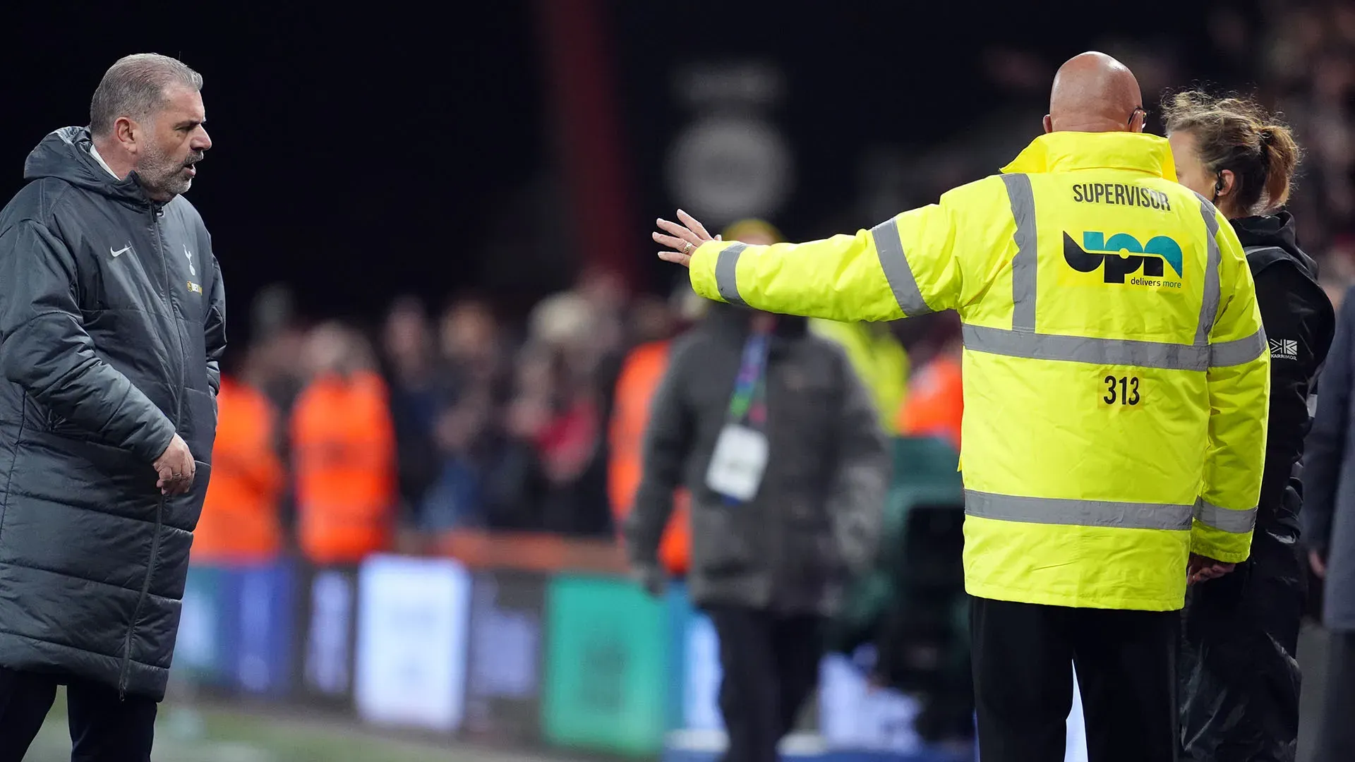 L'allenatore del Tottenham si è diretto verso gli spalti, deciso ad affrontarli