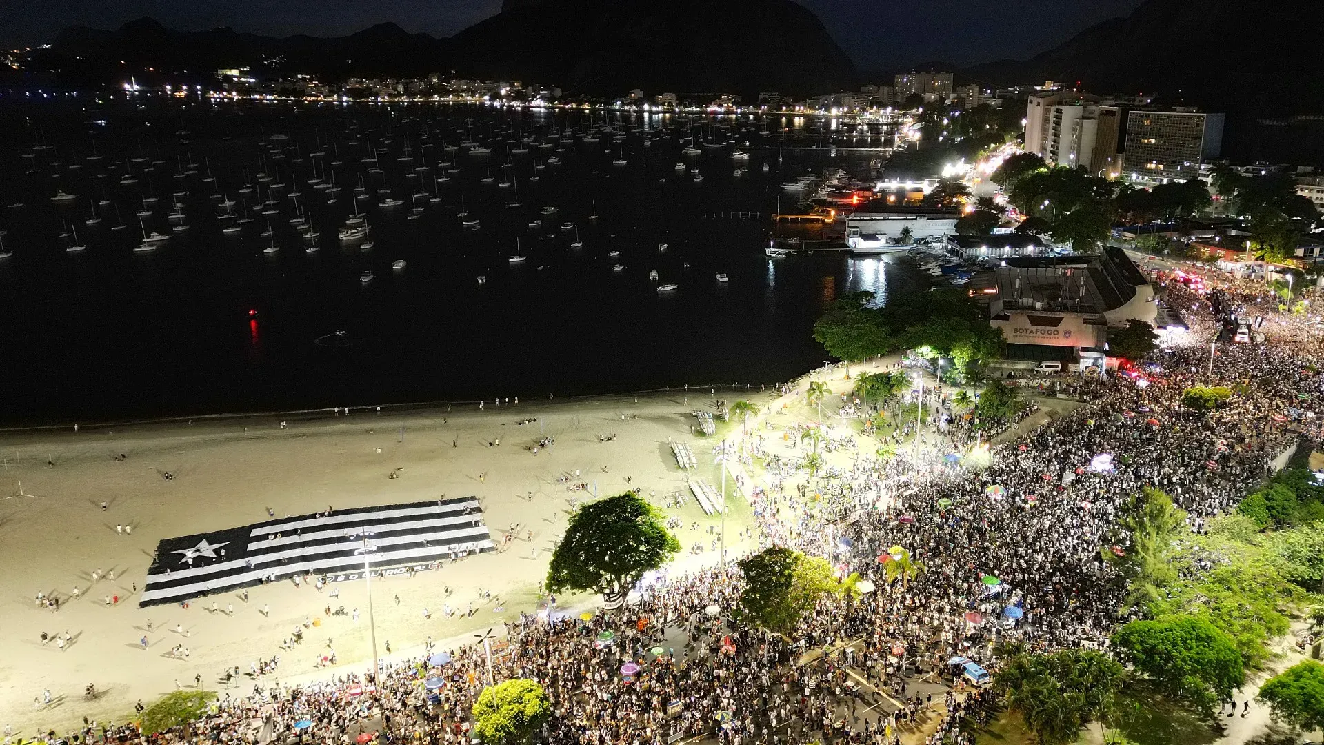 Spiagge e strade piene di tifosi del Botagofo