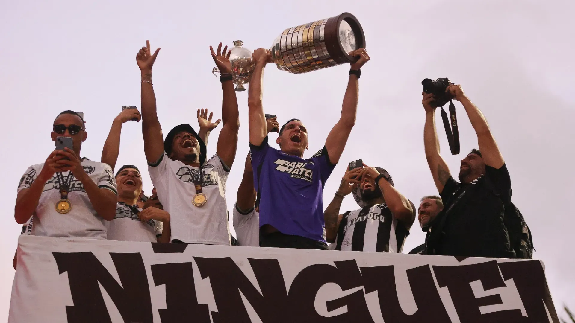 La squadra ha sfilato per tutta la città mostrando il trofeo ai tifosi