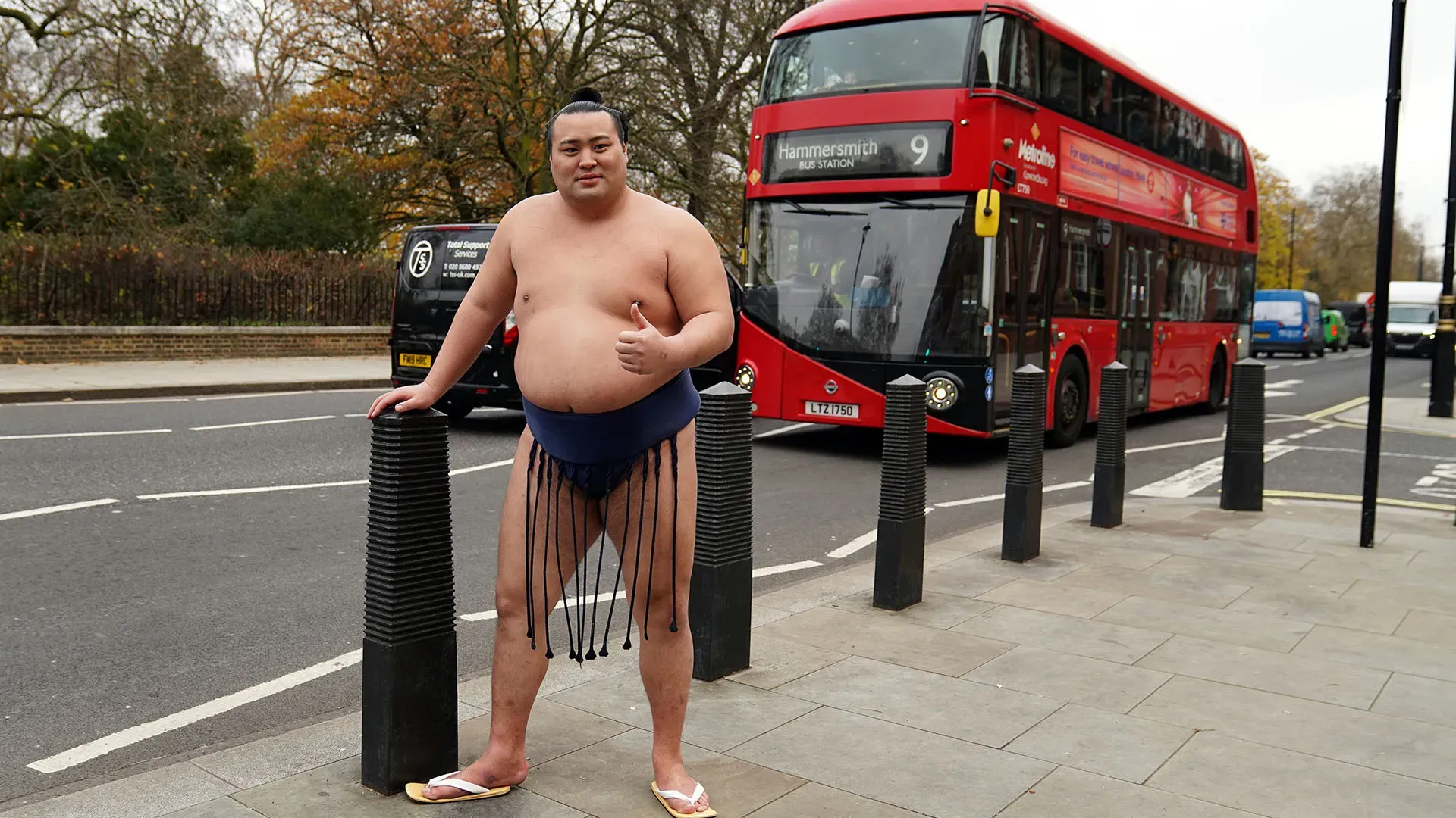 L'impressionante spettacolo dei lottatori di sumo a Londra