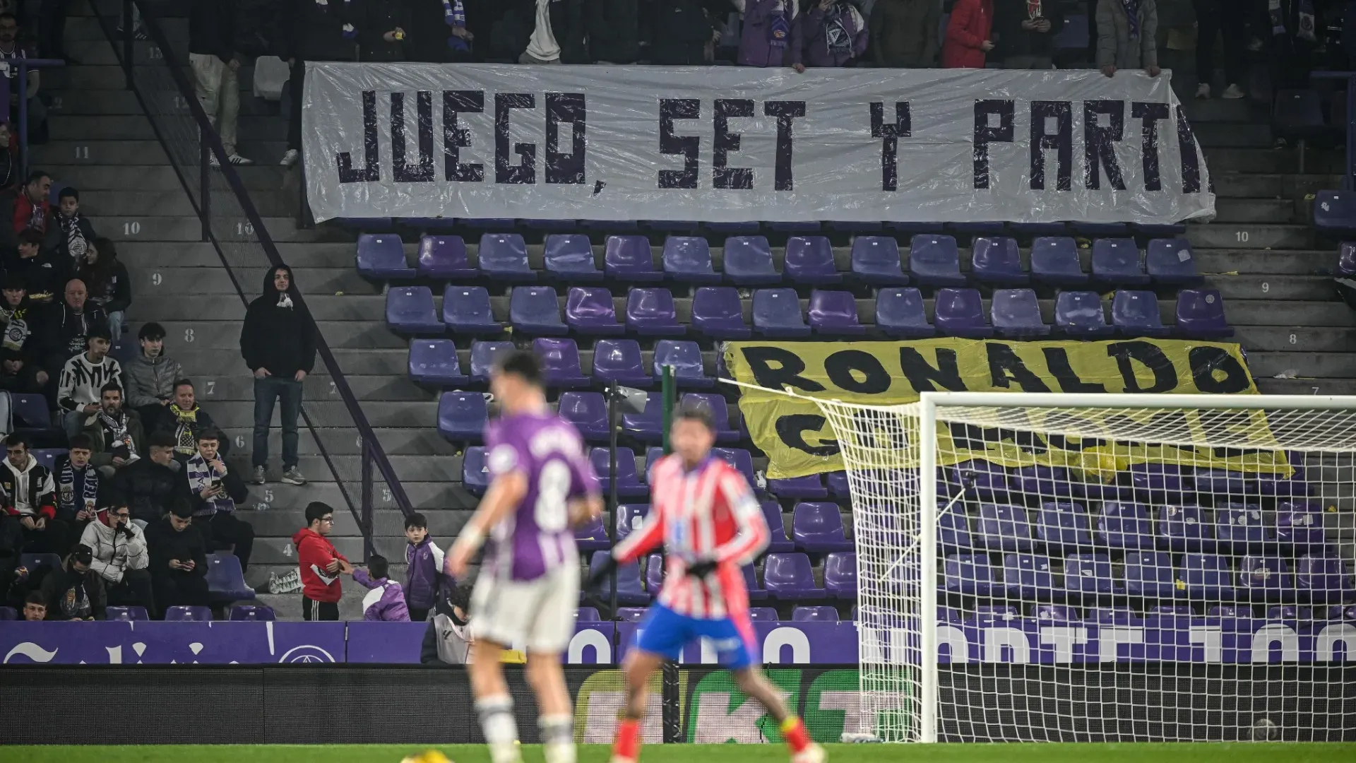 In un settore dello stadio è comparso anche uno striscione che recita la stessa frase