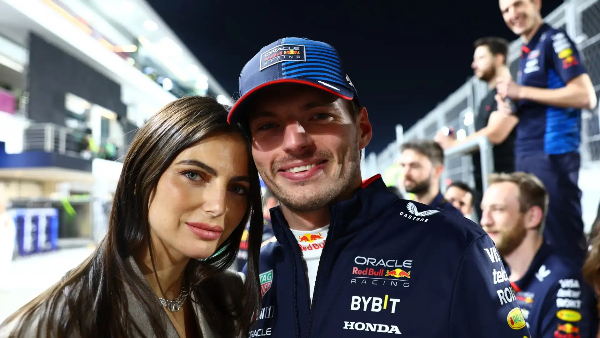 Max Verstappen e Kelly Piquet che festeggiano: è arrivata la notizia più bella