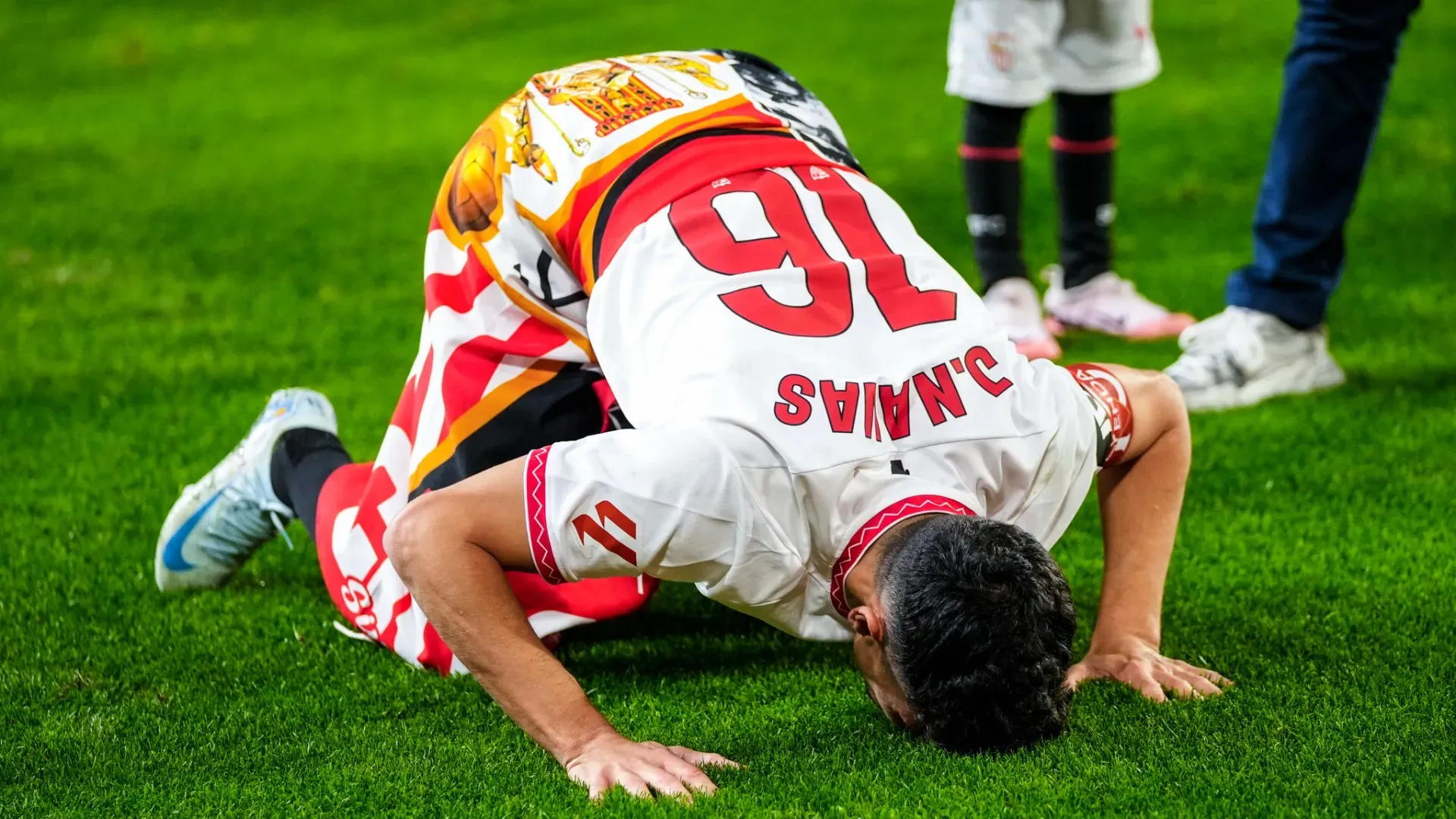 Jesus Navas ha addirittura baciato il terreno dello stadio