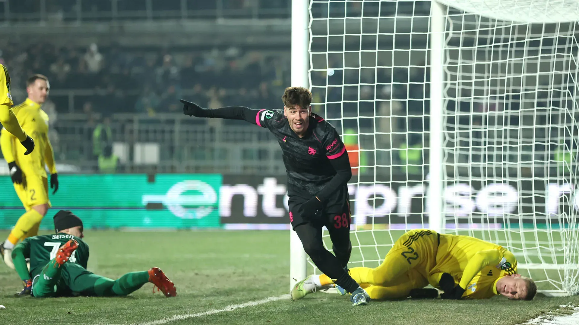 A segno Guiu, Veiga e l'autogol di Aleksandr Marochkin