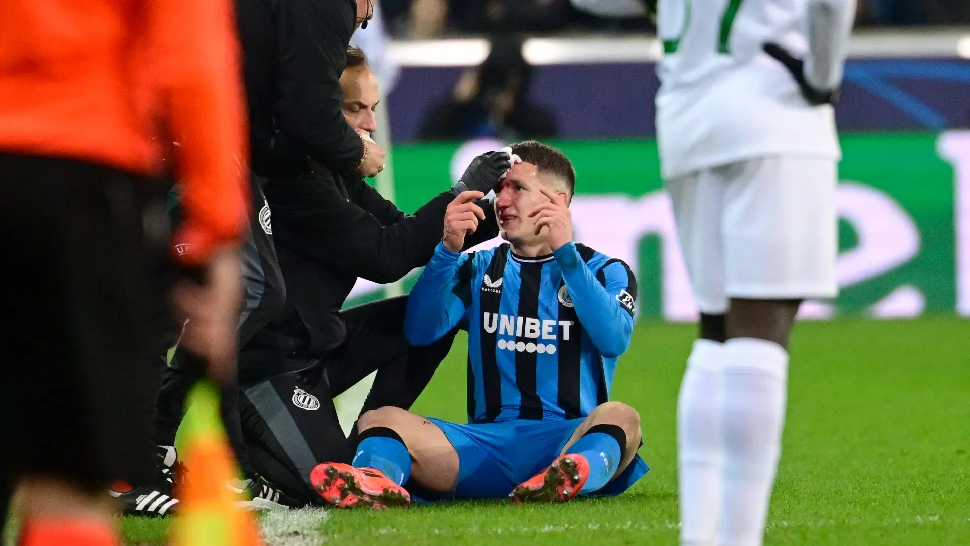 Tzolis è stato subito medicato in campo dallo staff del Club Brugge