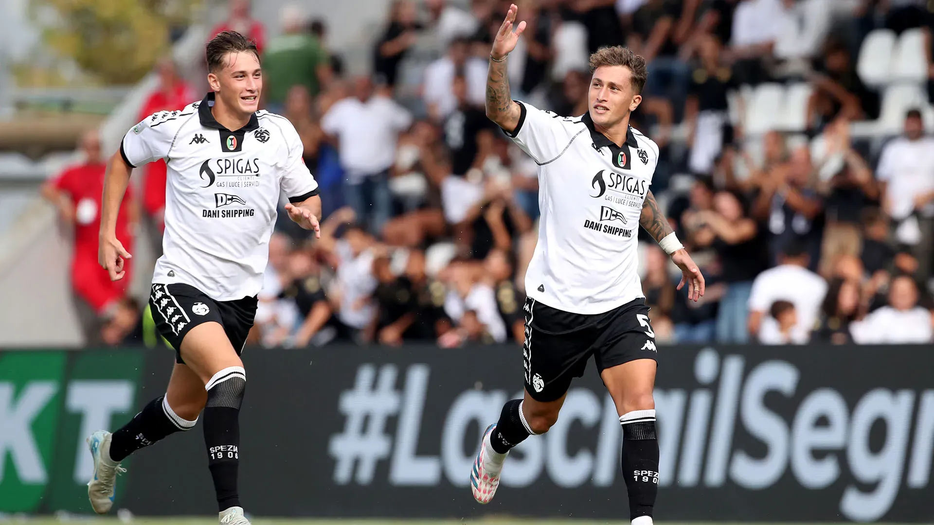 Poco dopo, a La Spezia, è arrivata la rete al 34' di Francesco Pio Esposito, a segno con la squadra locale contro il Cittadella, in una partita valida per la Serie B