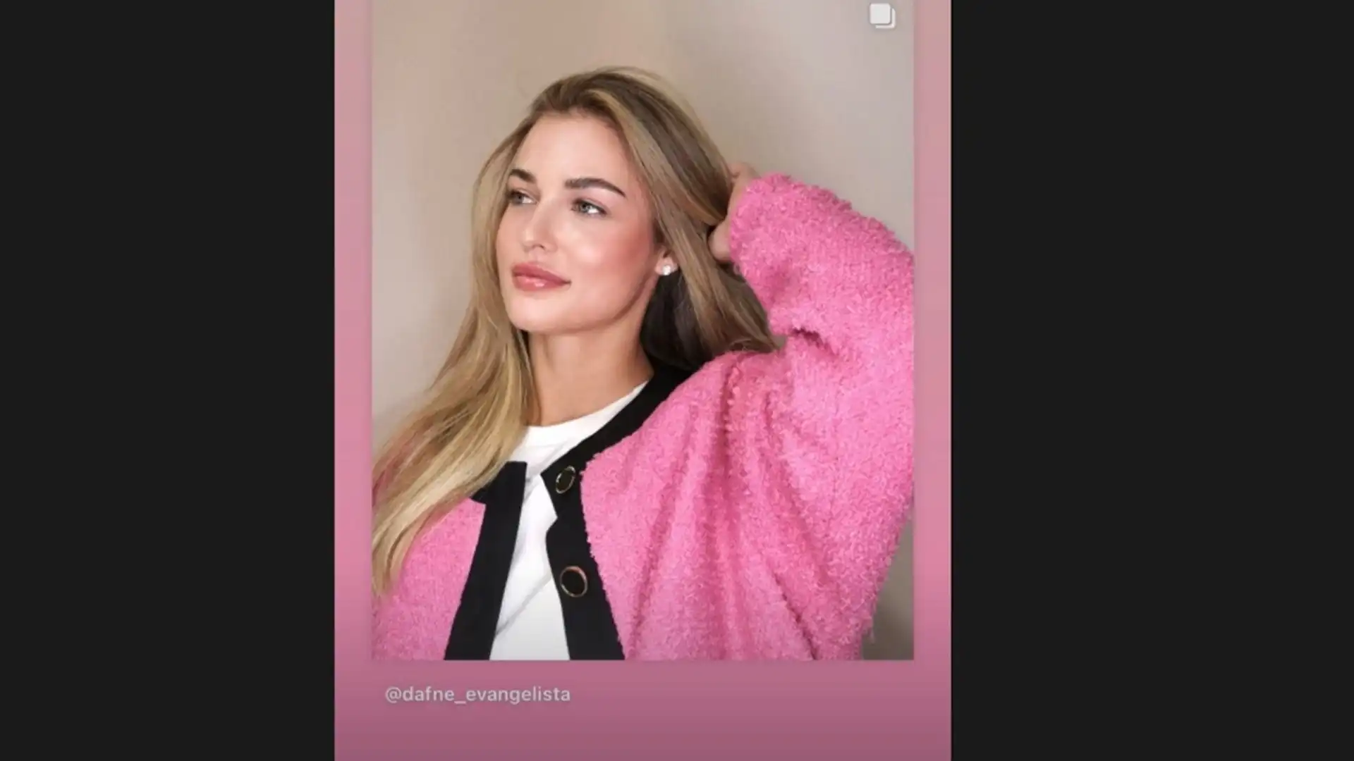 Kalinskaya sulle sue storie su Instagram ha pubblicato un post in cui posa per Dafne Evangelista, stilista brasiliana con sede a Miami