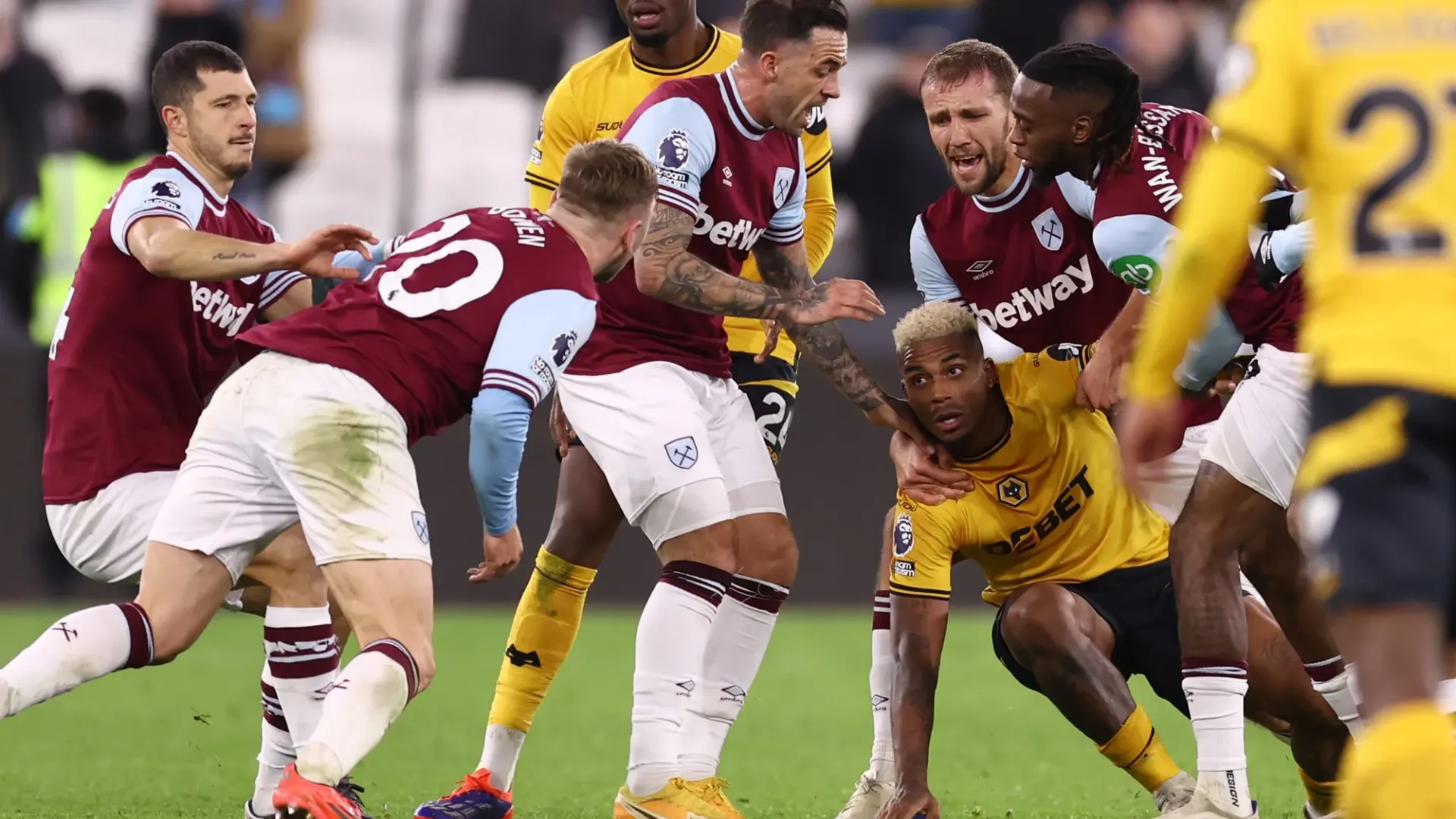 I giocatori del West Ham sono accorsi in difesa di Bowen, e in campo si è scatenata una rissa