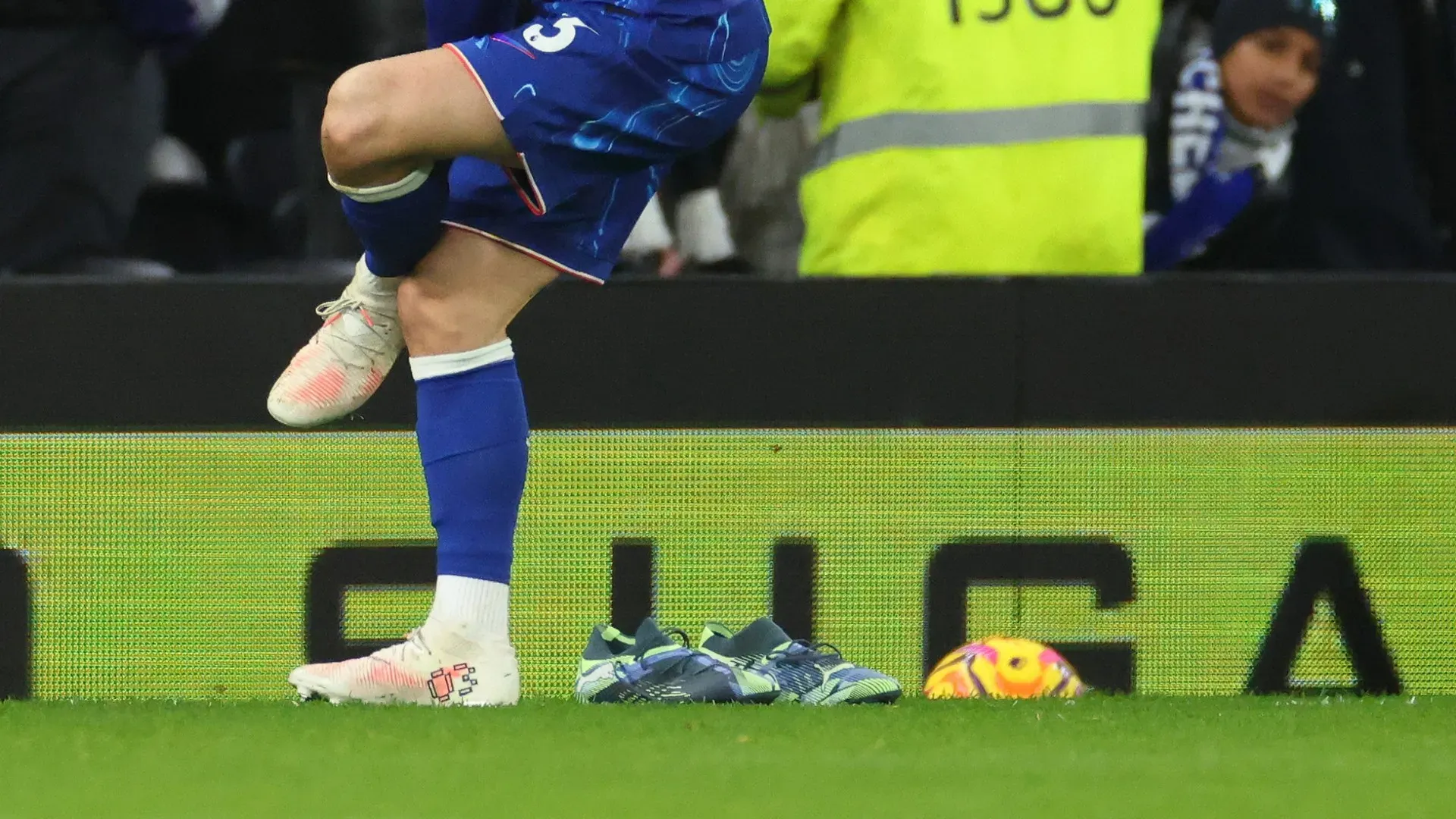 Dopo la partita ha postato una foto mentre butta le scarpe nel cestino