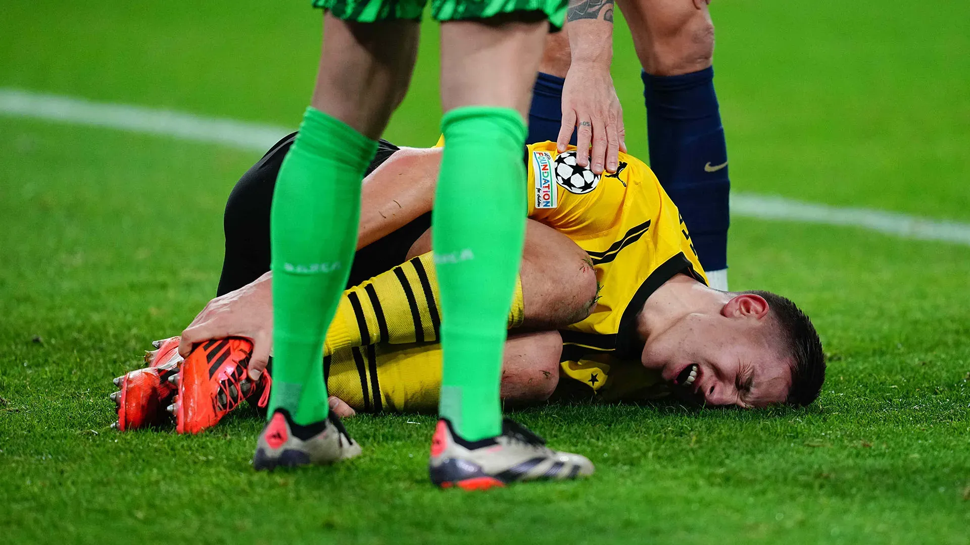 Nico Schlotterbeck si è fatto male durante la partita di Champios League contro il Barcellona