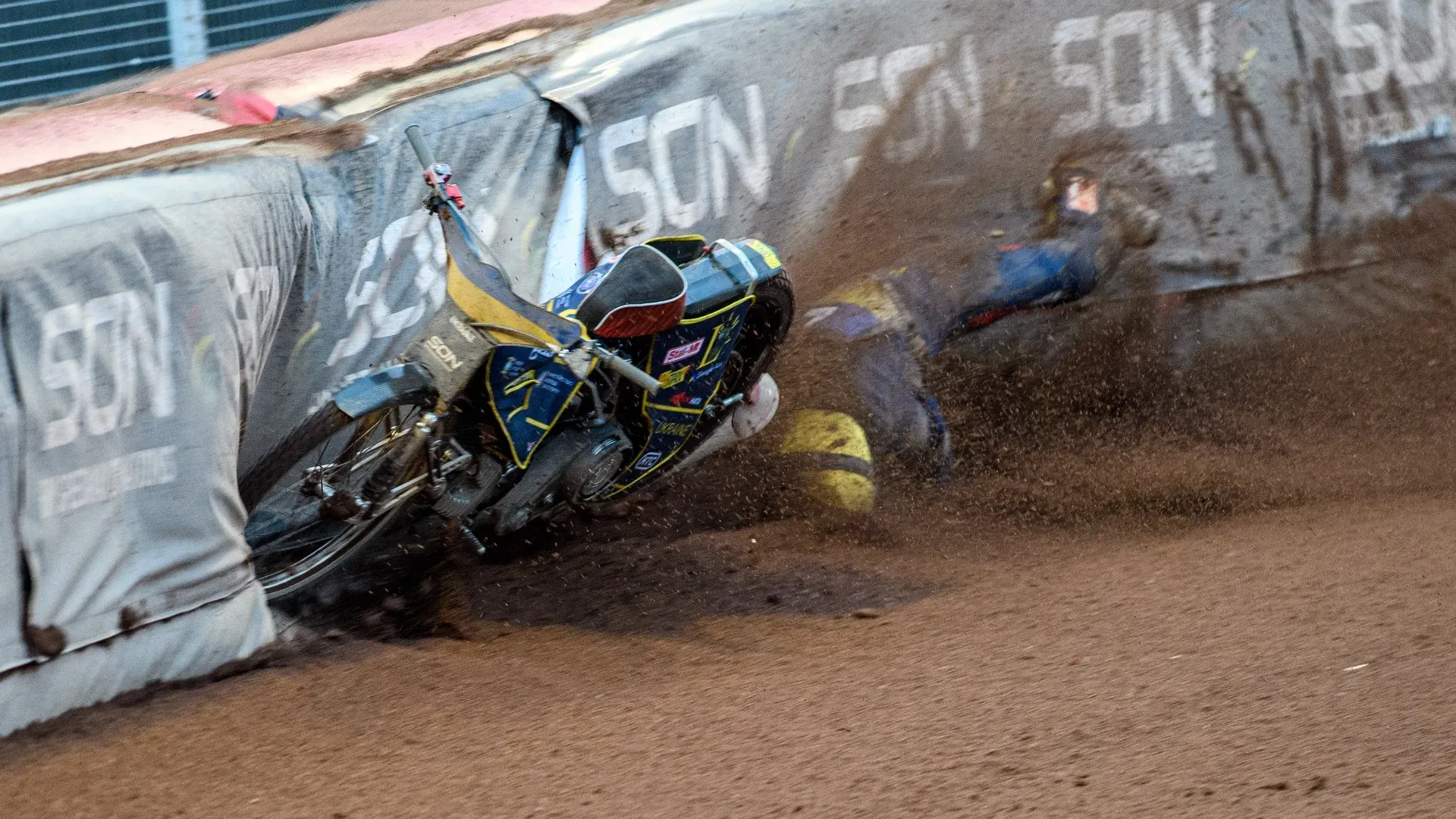 Perde il controllo della moto e si schianta: le foto del tremendo incidente